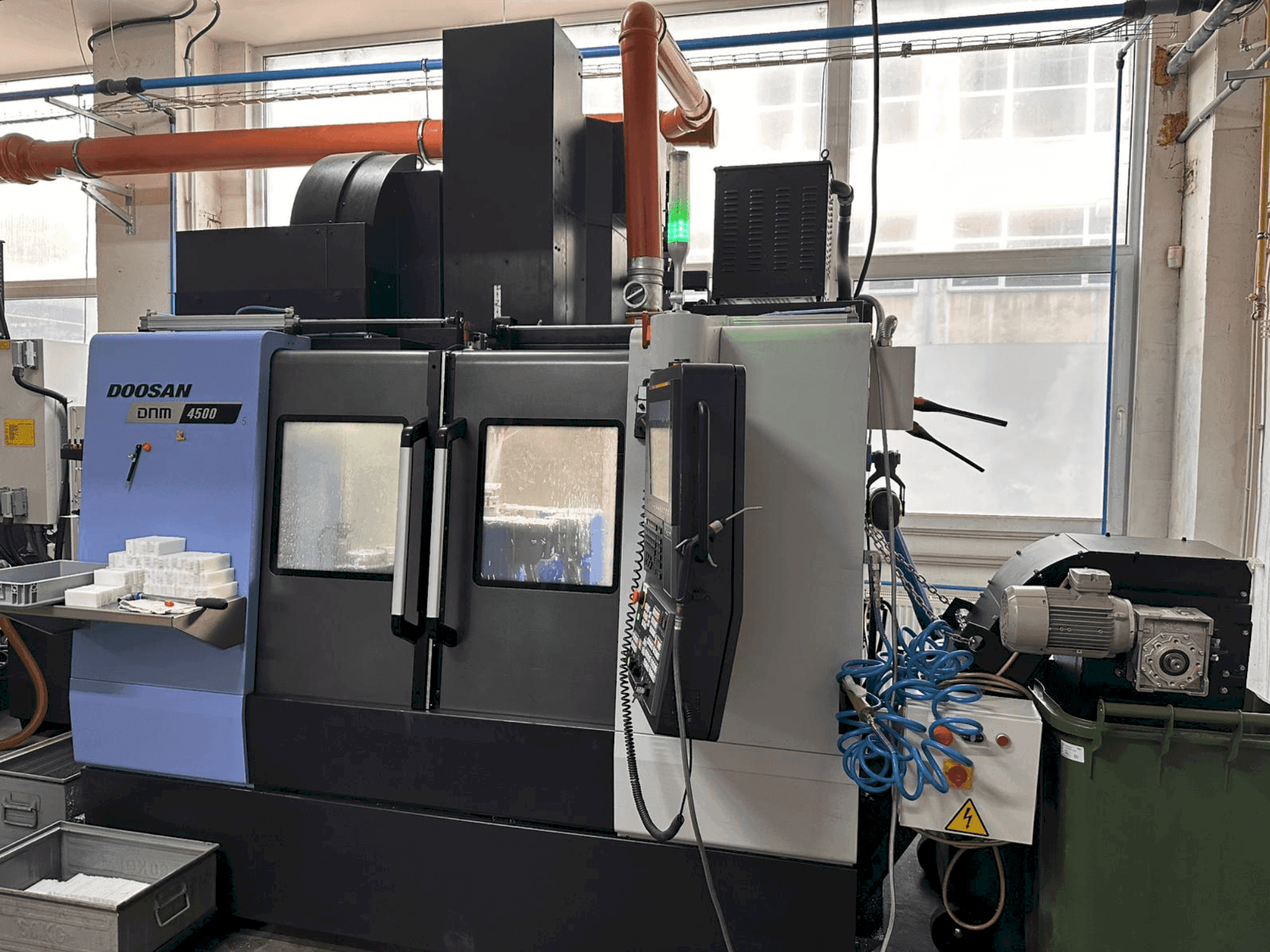 Koneen DOOSAN DNM 4500 etunäkymä