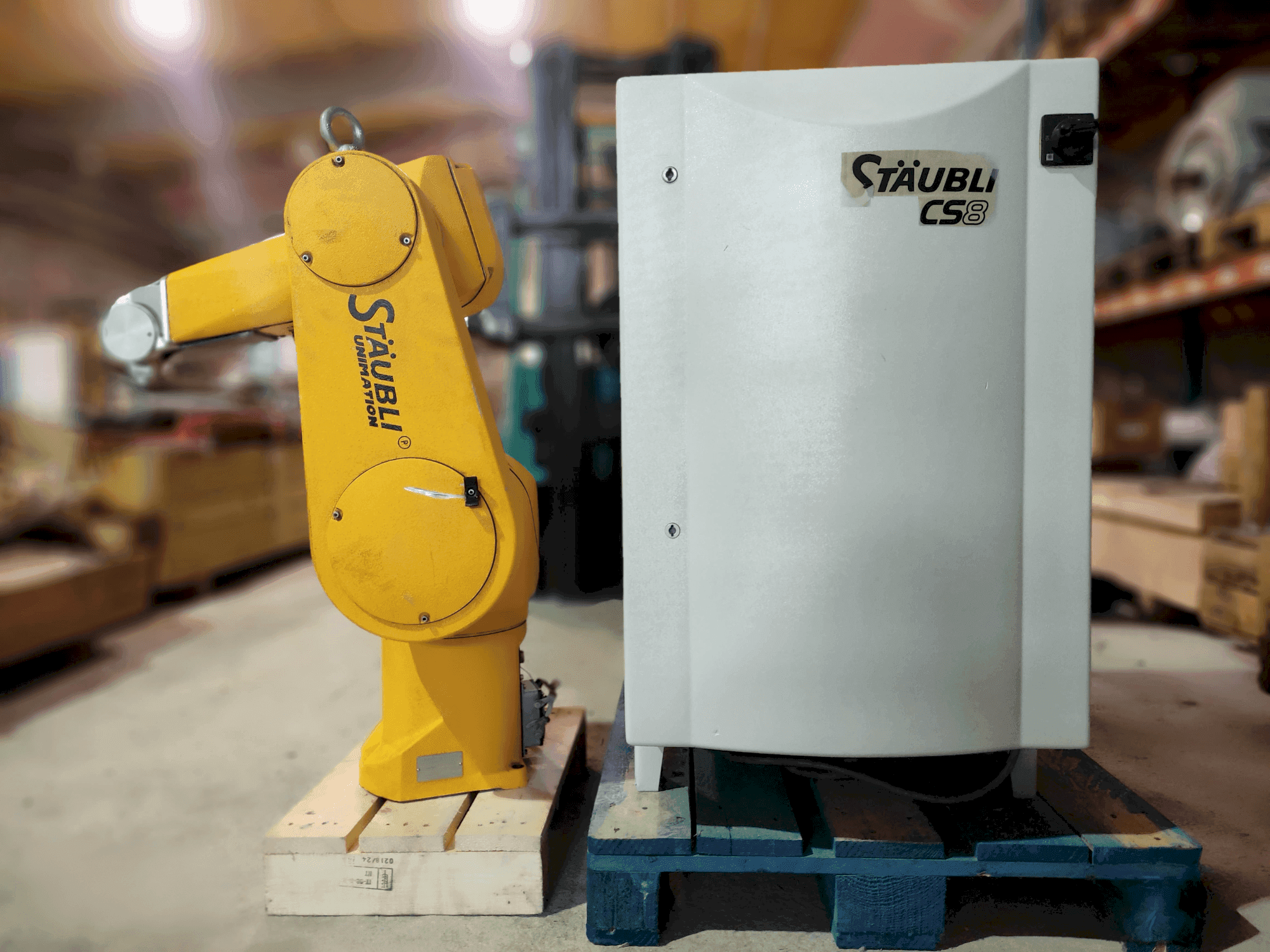 Koneen  STAUBLI RX90B etunäkymä