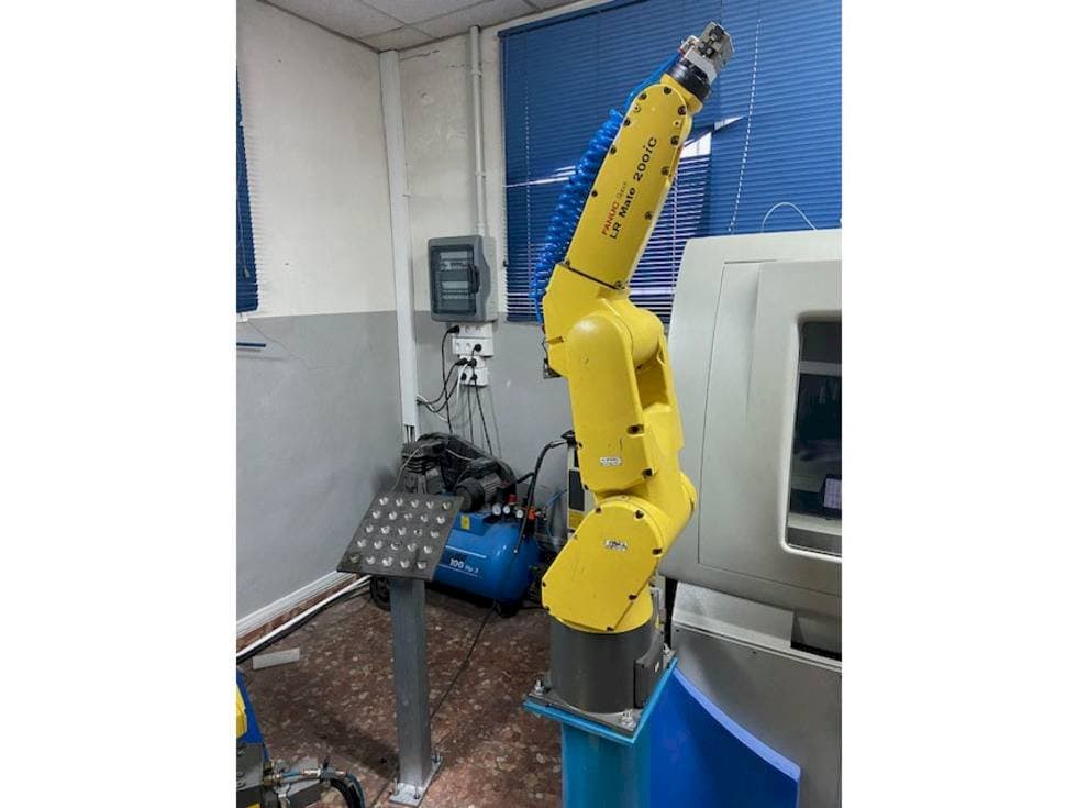Koneen FANUC LR MATE 200 ic etunäkymä