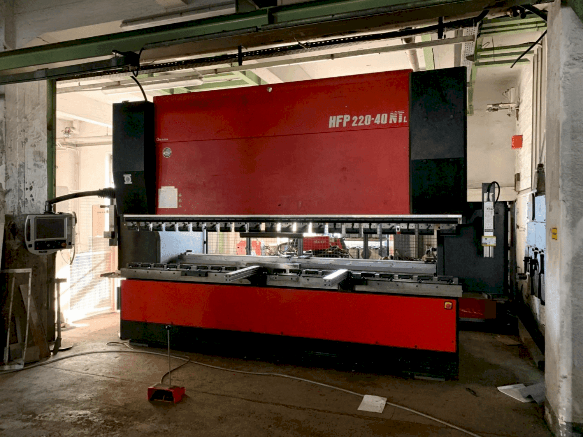 Koneen  AMADA HFP NT 220-4L etunäkymä