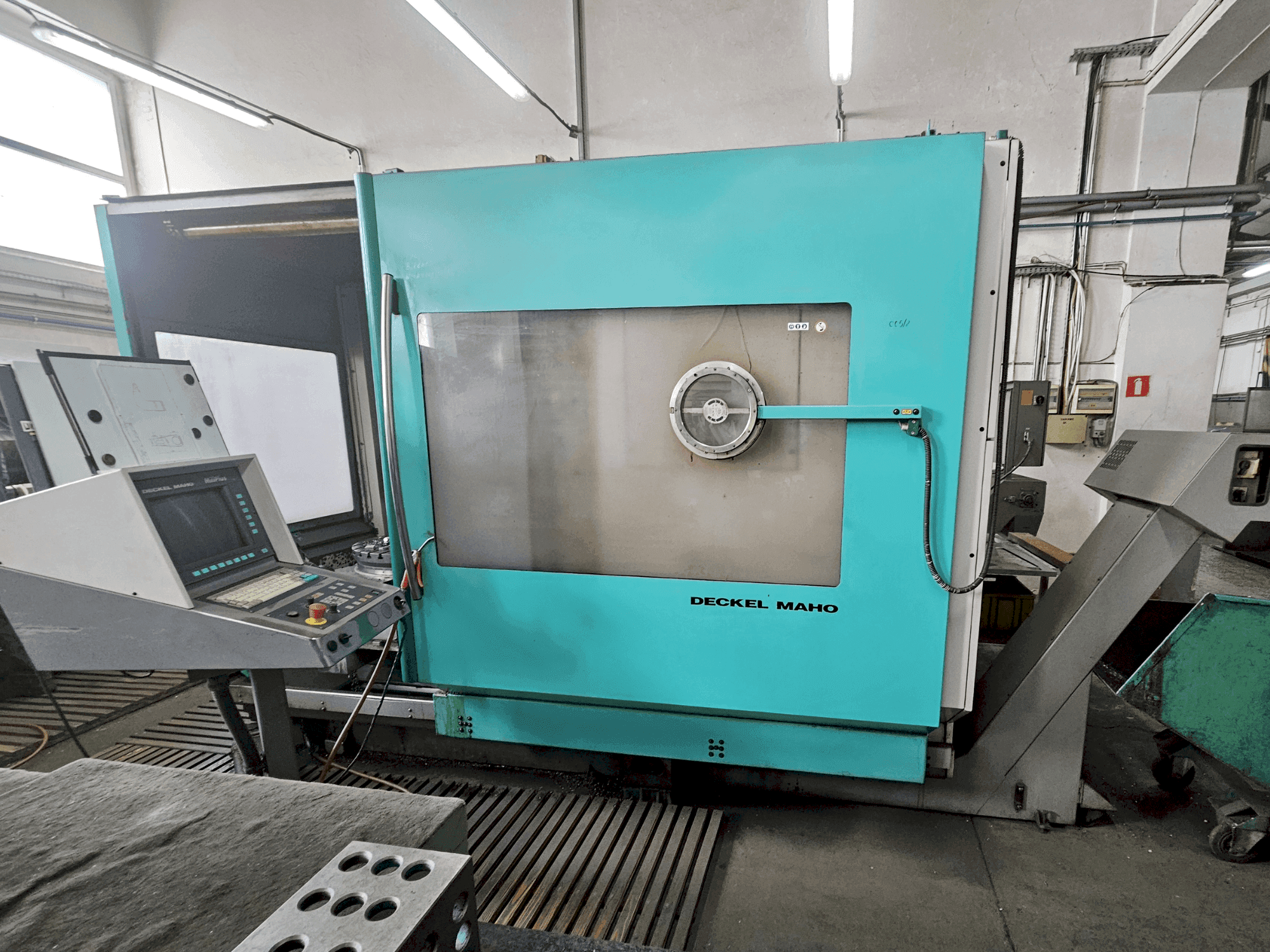 Koneen  DECKEL MAHO DMU 60P etunäkymä