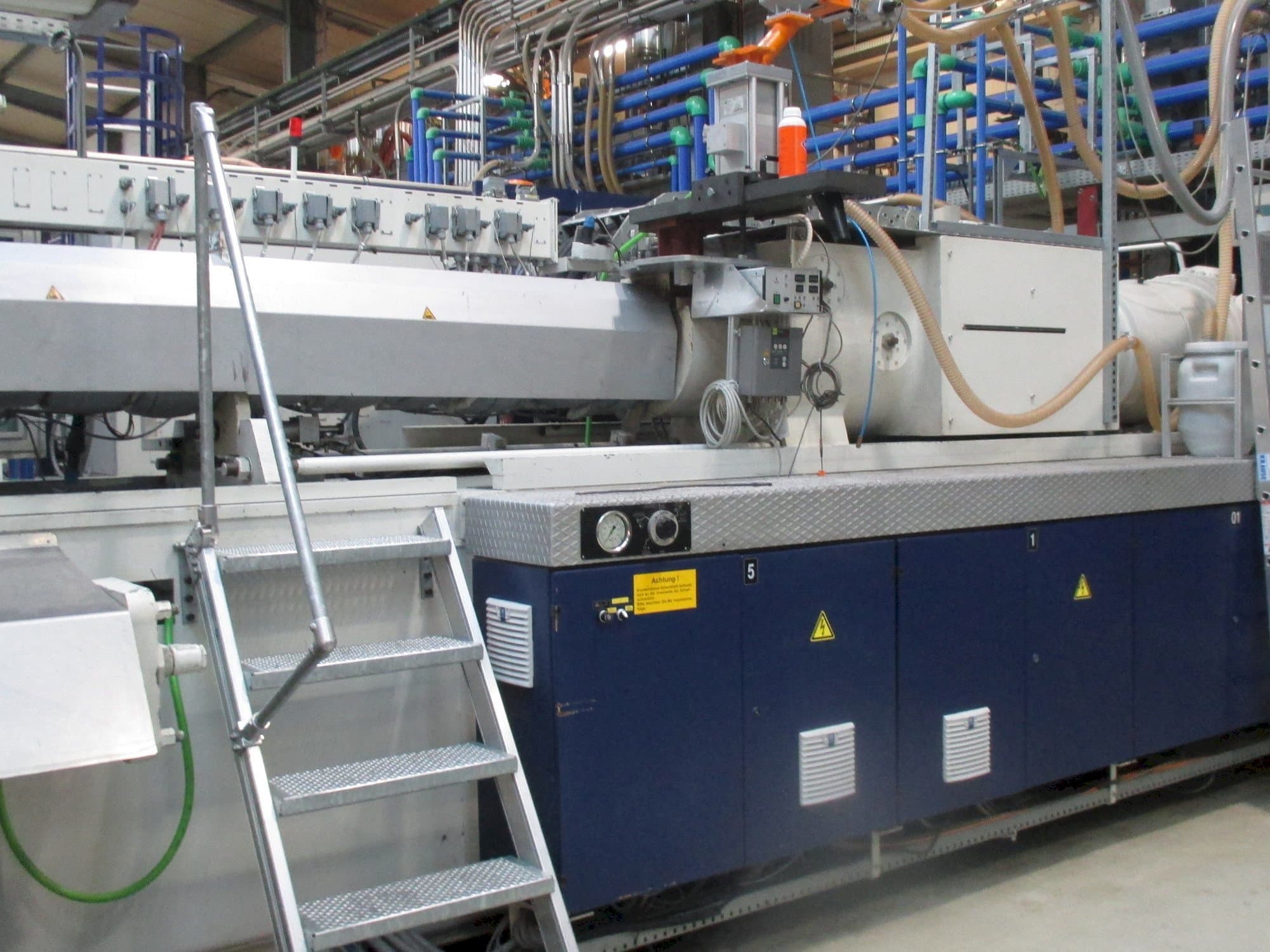 Koneen Krauss Maffei 1300/14700 MC etunäkymä