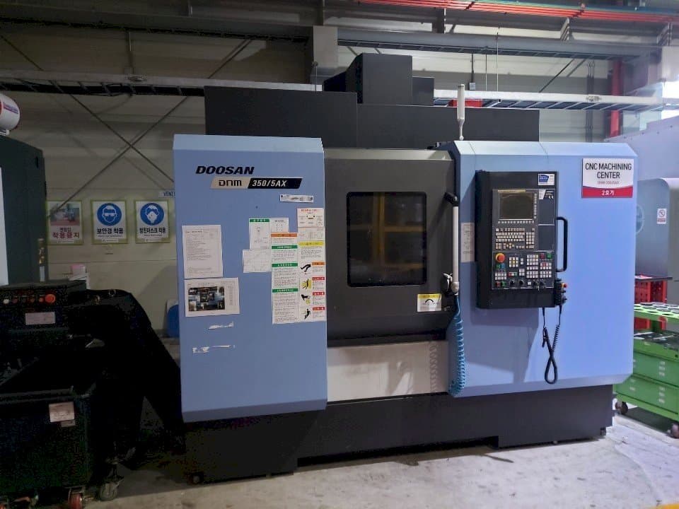 Koneen Doosan DNM350/5AX etunäkymä