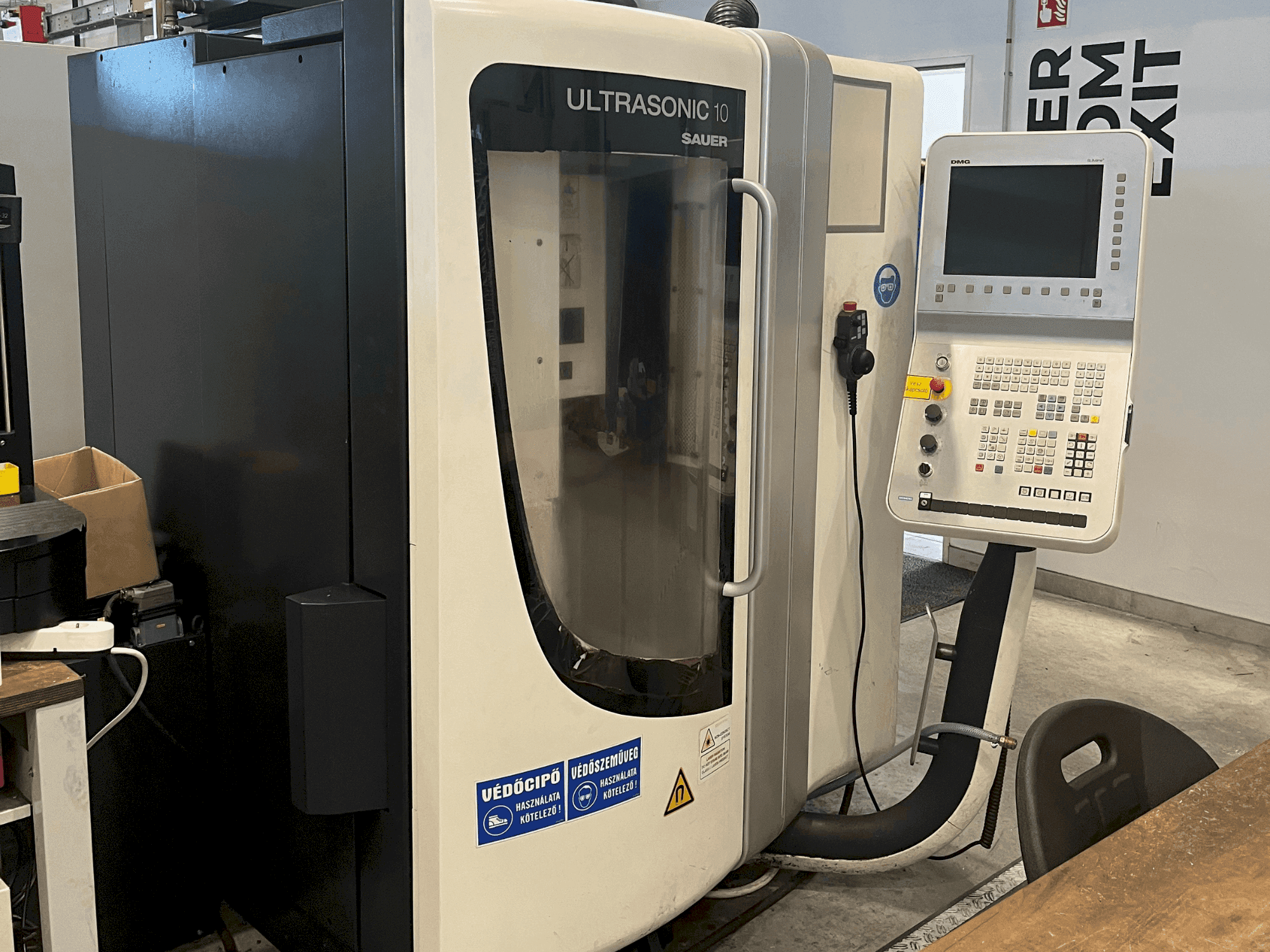 Koneen DMG ULTRASONIC 10 etunäkymä