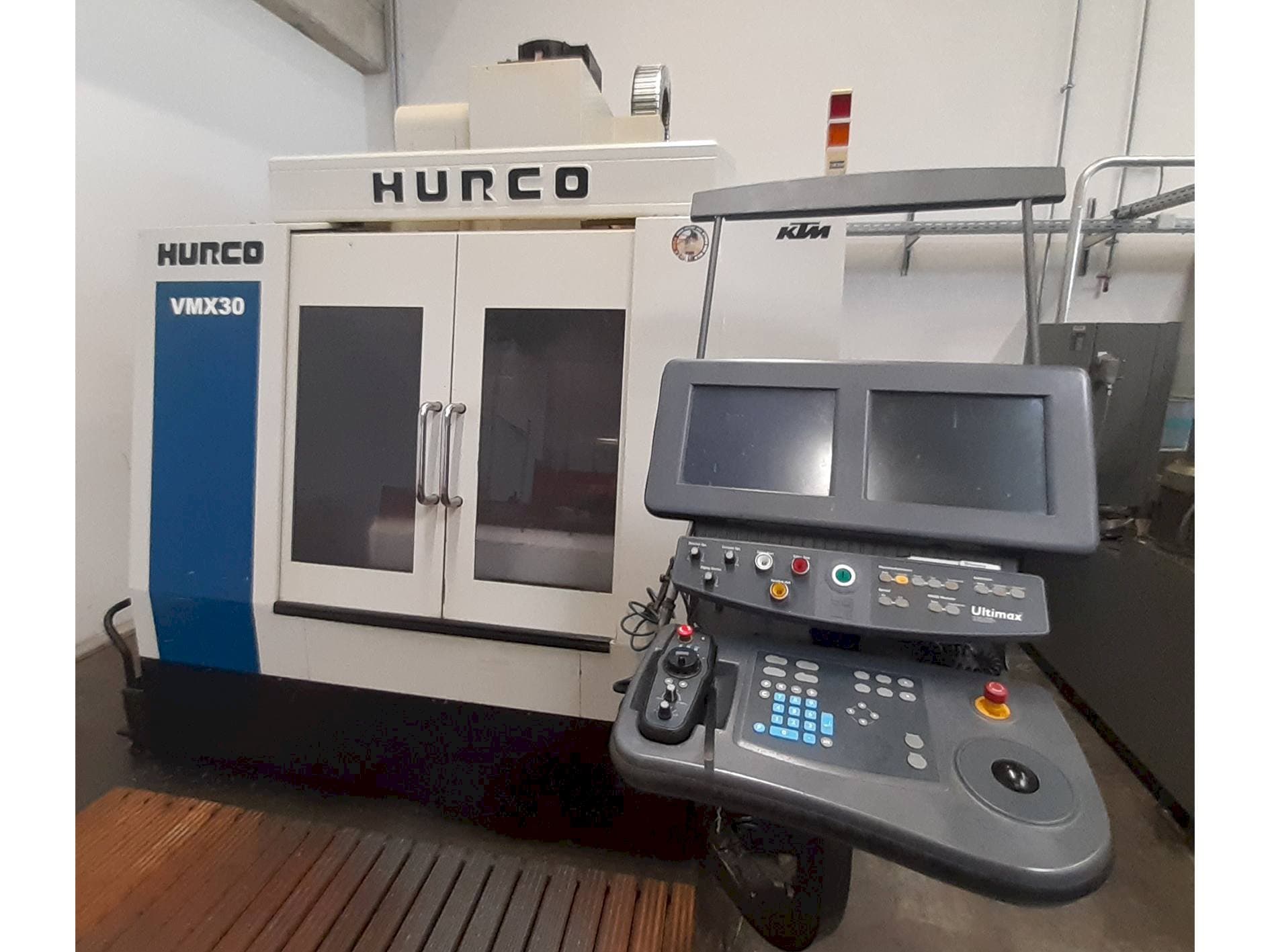 Koneen  Hurco VMX 30 etunäkymä