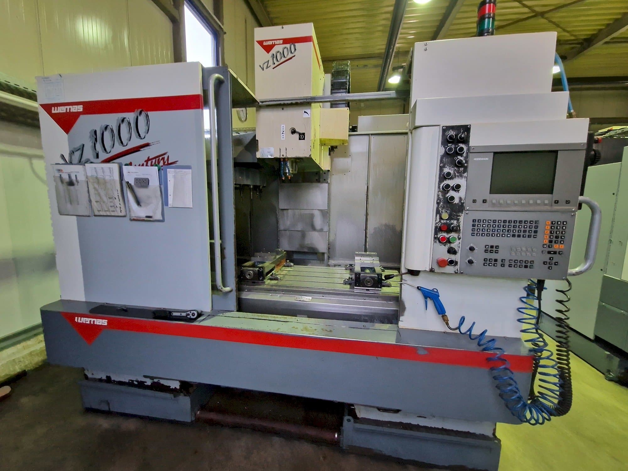 Koneen WEMAS VZ 1000 etunäkymä