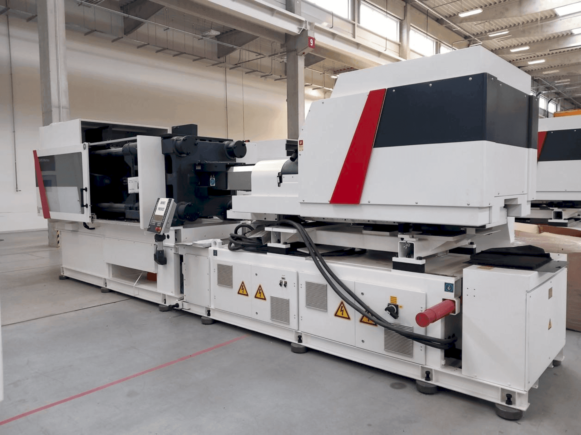 Koneen  Milacron Elektron Evo 350 etunäkymä