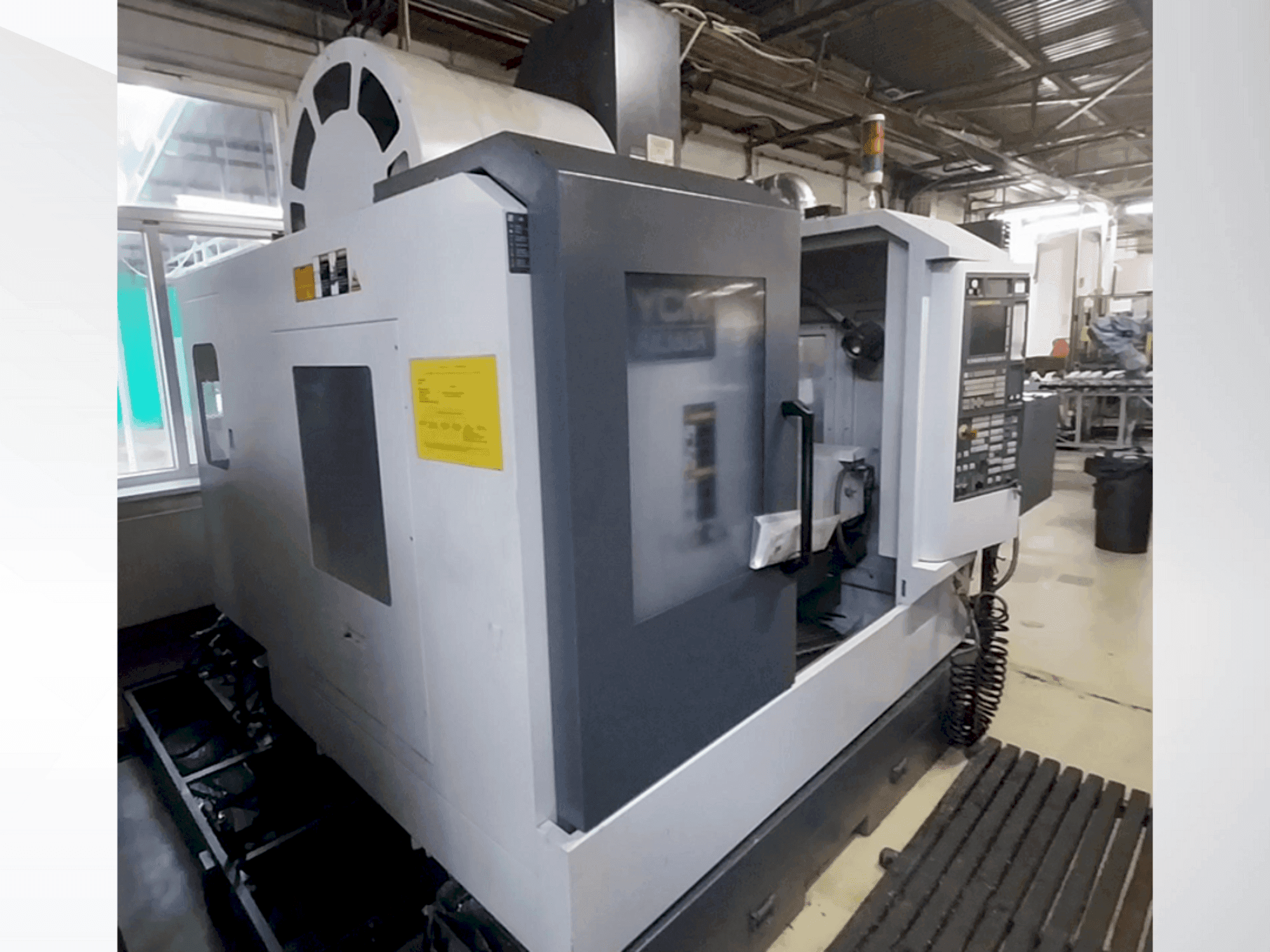 Koneen YCM FX380A etunäkymä