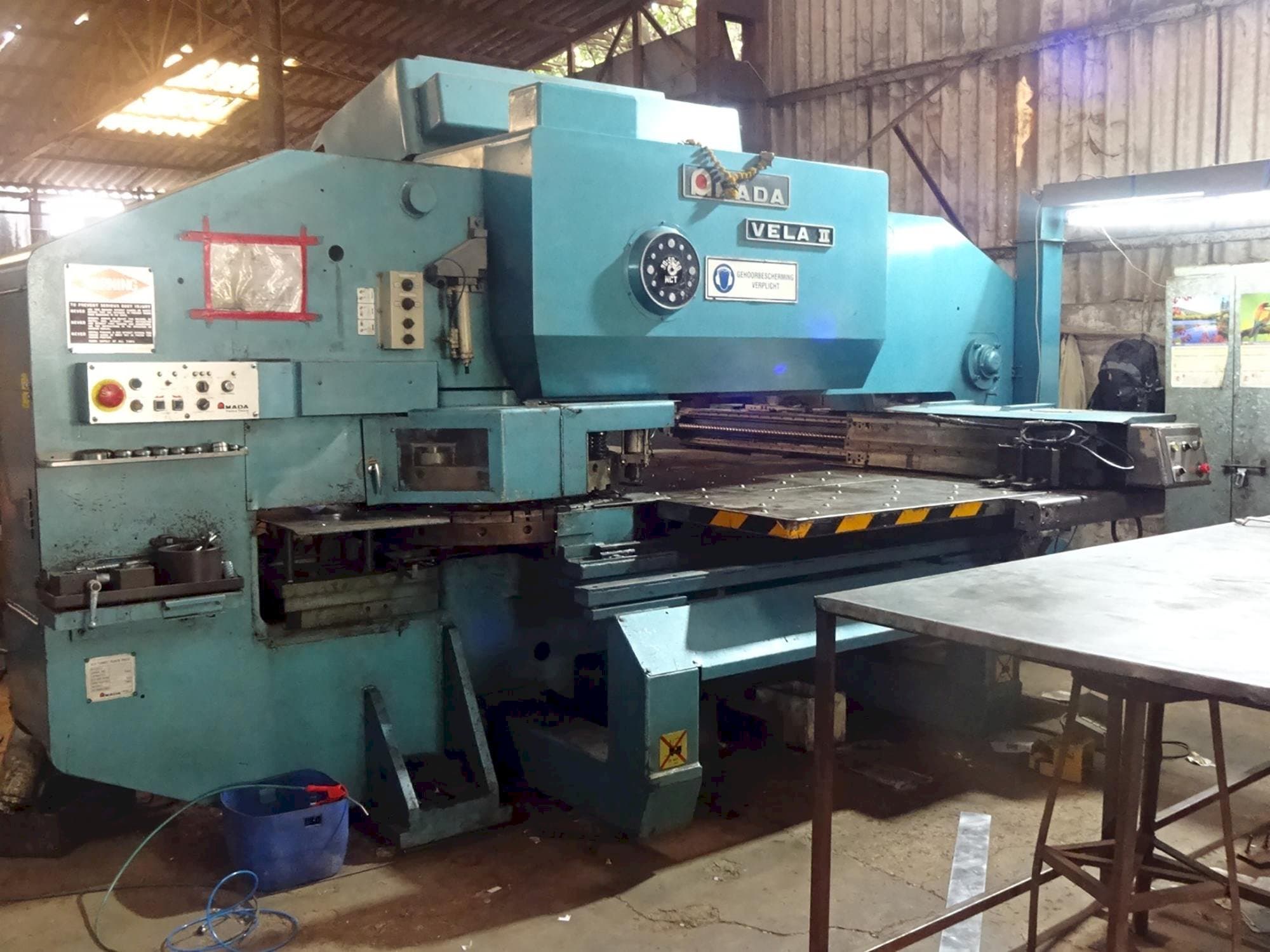 Koneen AMADA vasen näkymä VELA II 355