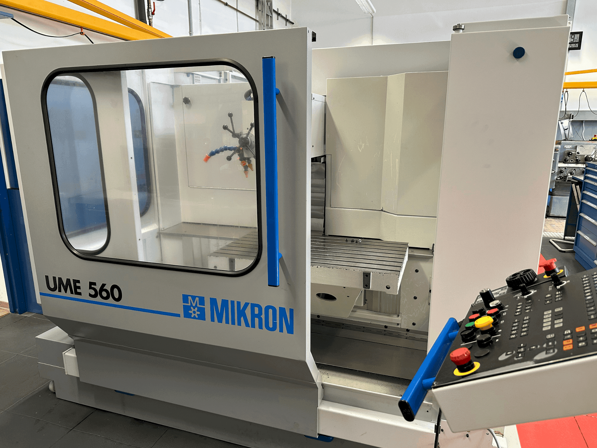 Koneen  MIKRON UME-560 etunäkymä