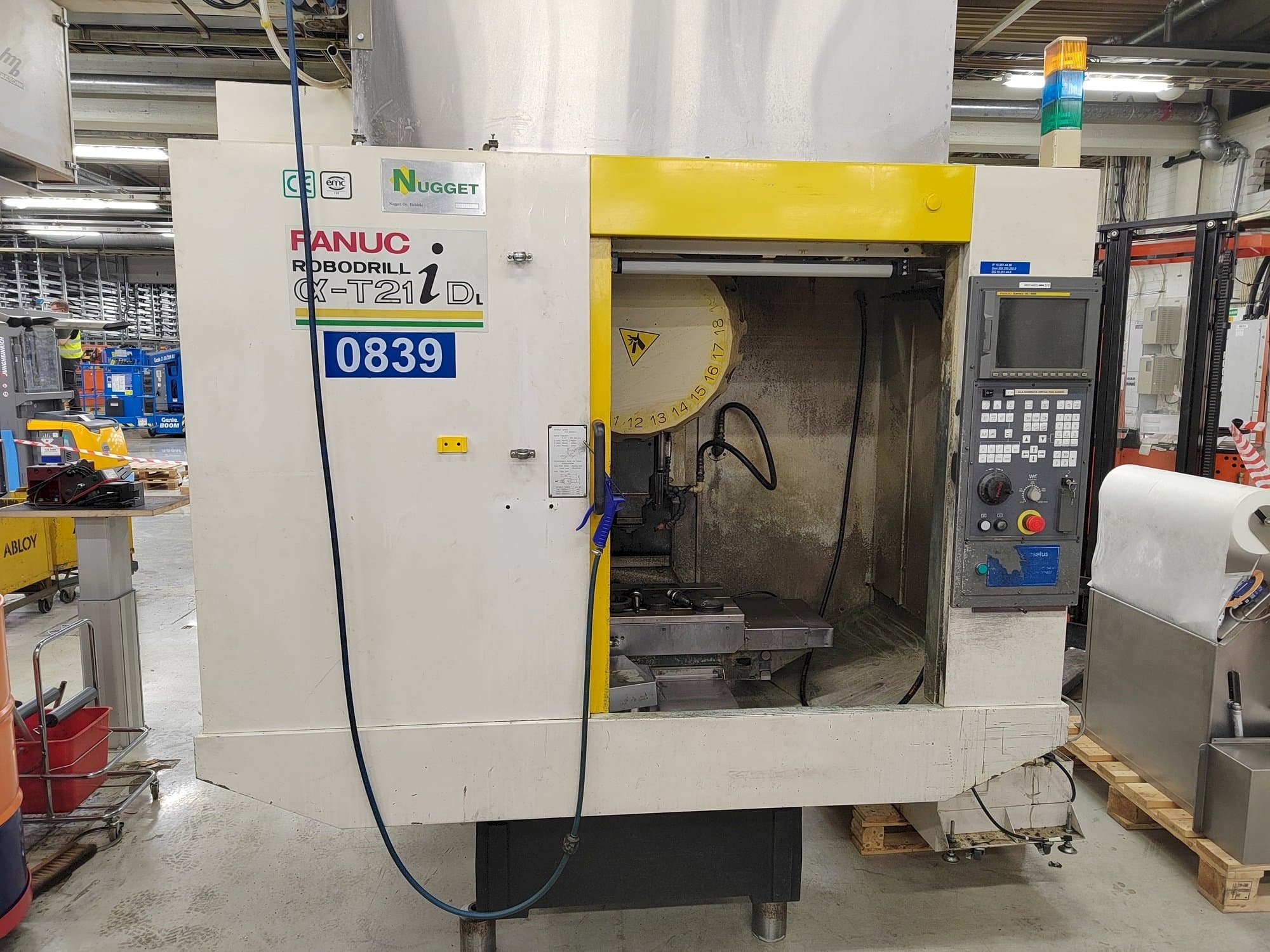 Koneen FANUC Robodrill Alpha-T21iDL etunäkymä