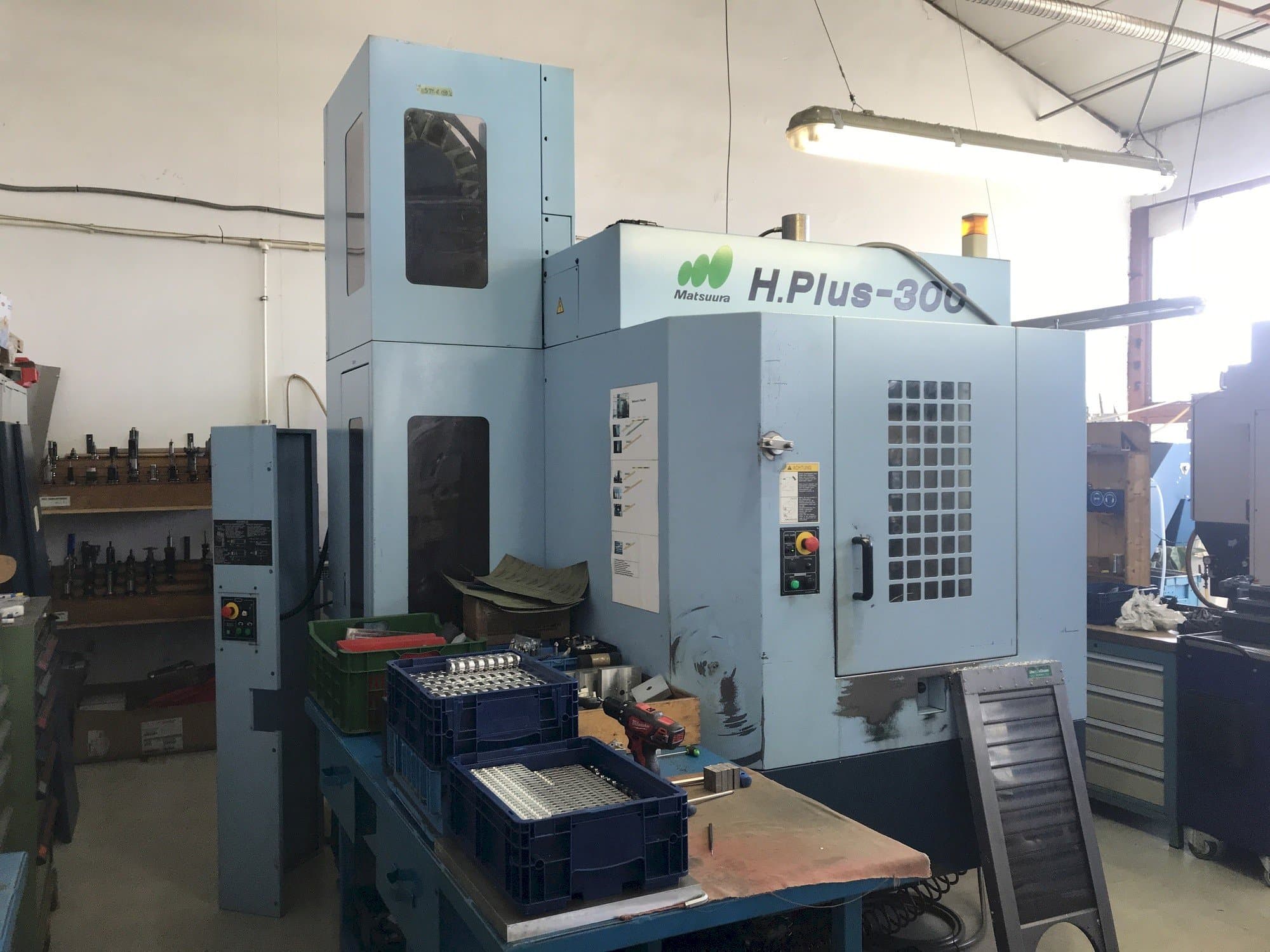 Koneen Matsuura H.PLUS-300 etunäkymä