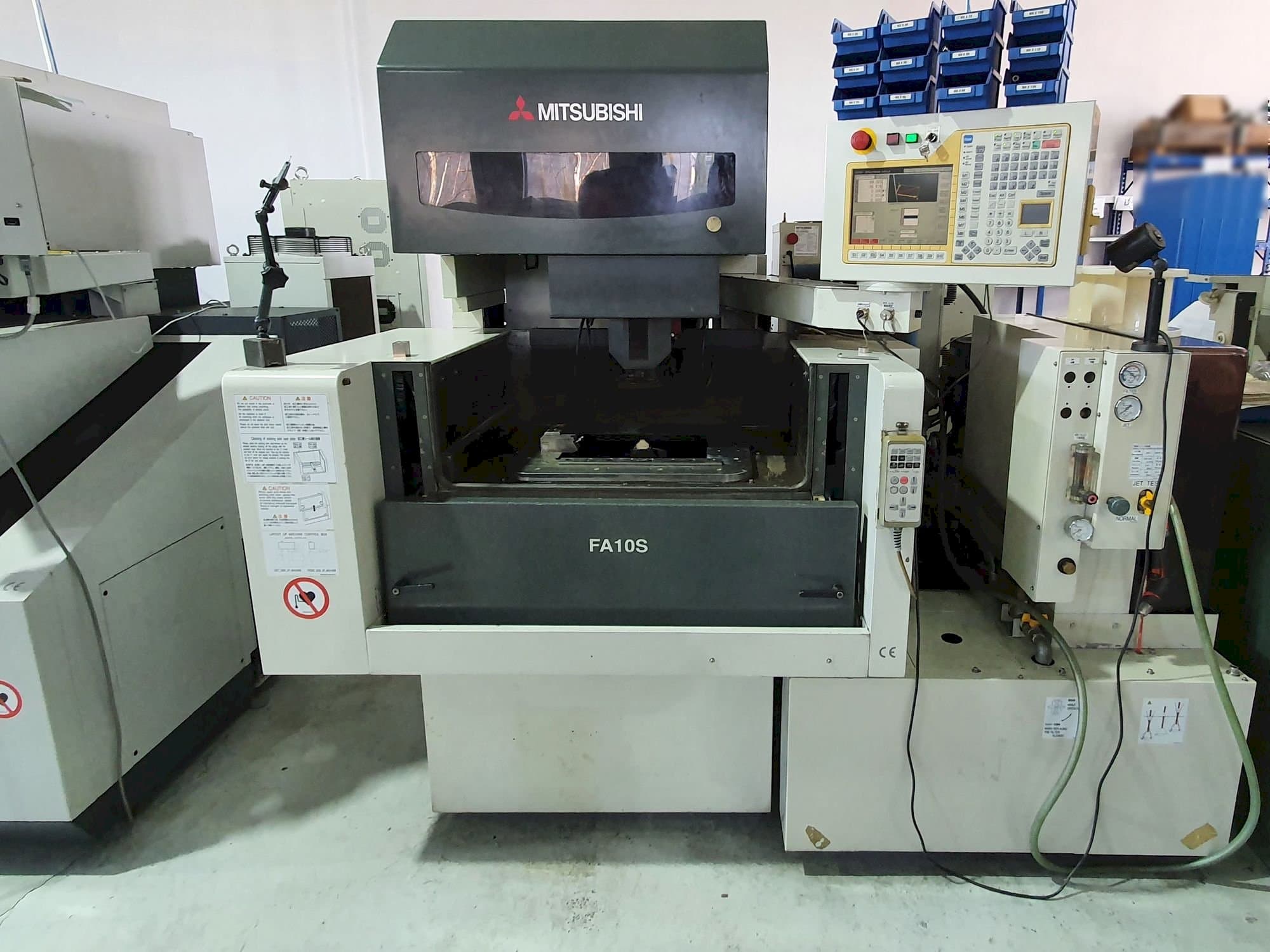 Koneen Mitsubishi FA10SM etunäkymä