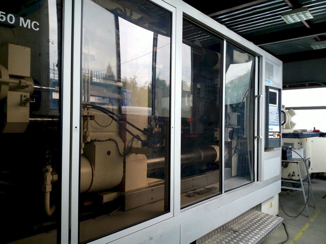 Koneen Krauss Maffei KM 800/1330 MC etunäkymä