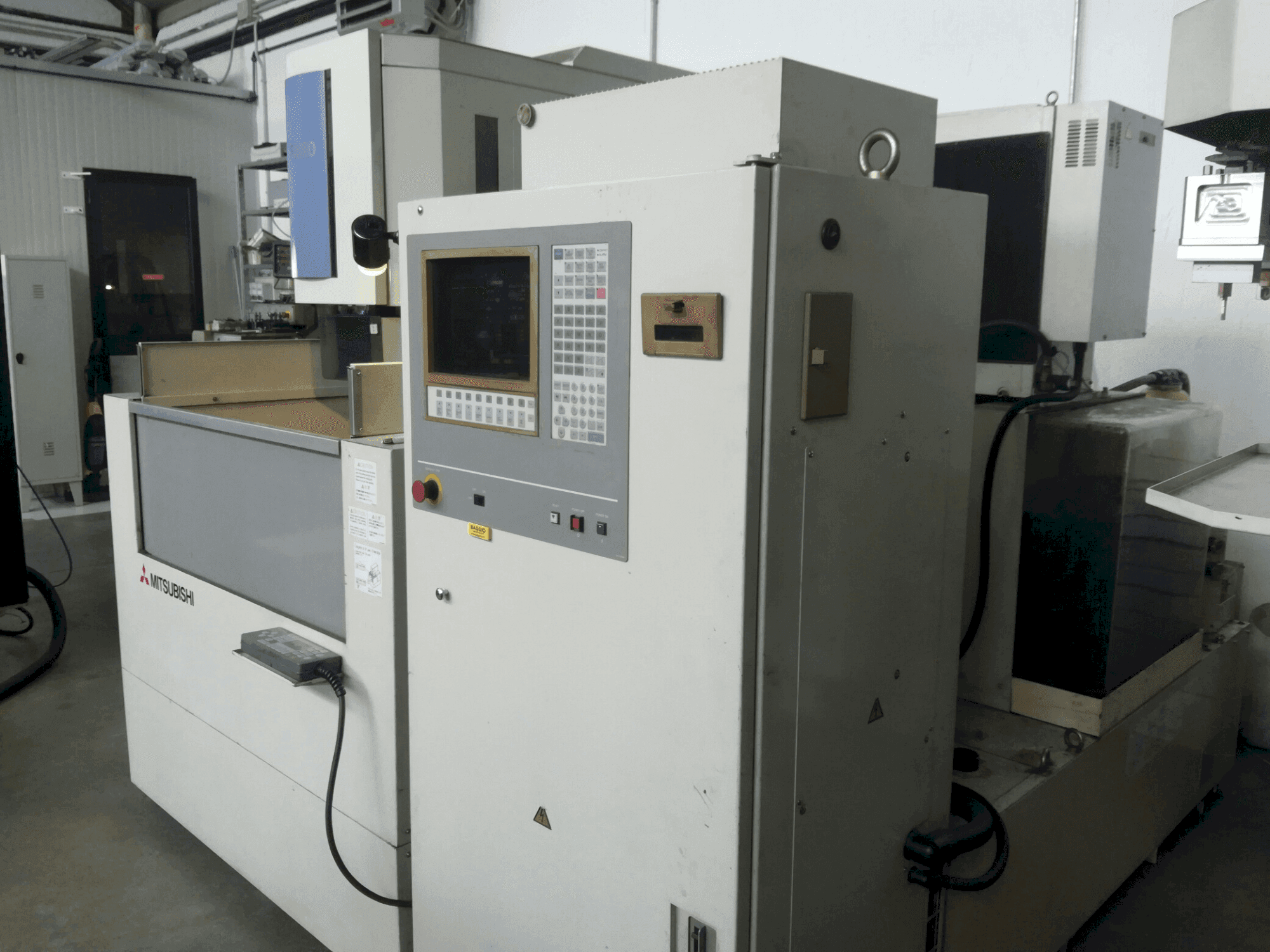 Koneen Mitsubishi FX 20 etunäkymä