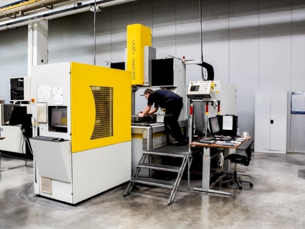 Koneen OPS-INGERSOLL Gantry 1200 etunäkymä