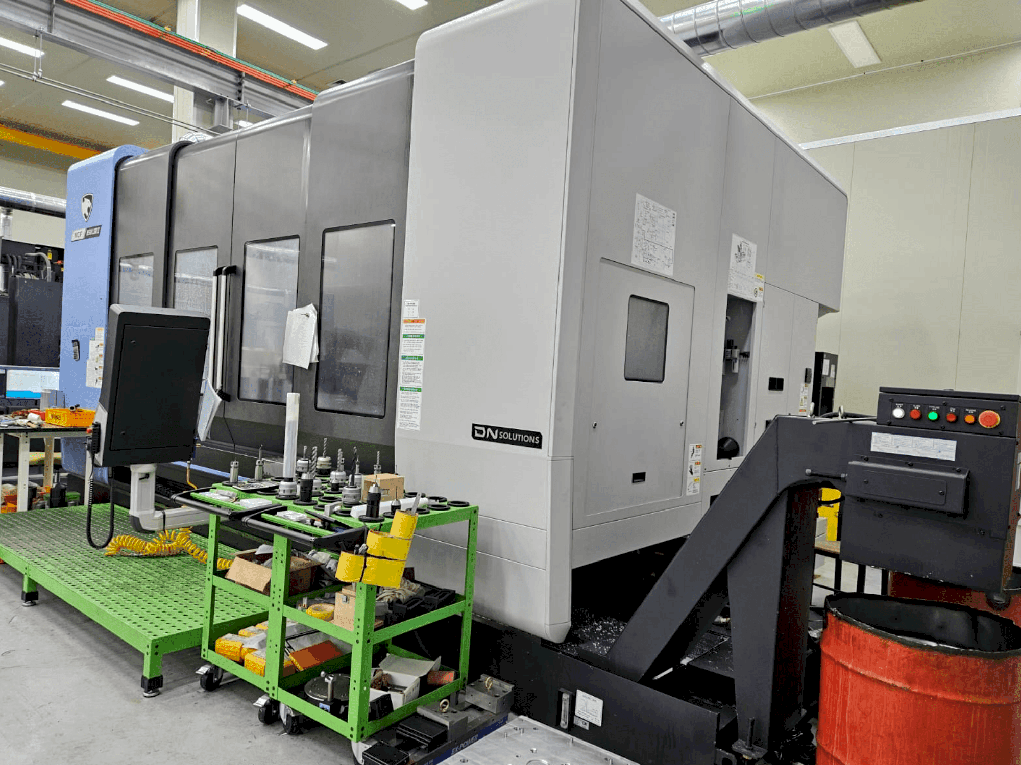 Koneen DN SOLUTIONS VCF 850LSRII etunäkymä