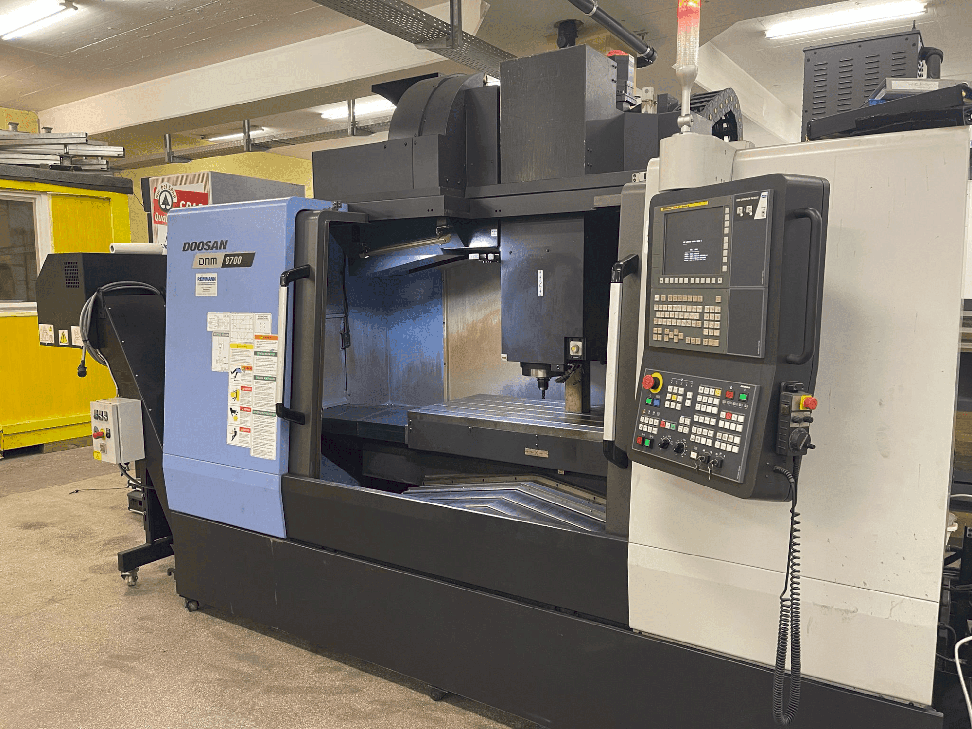 Koneen  DOOSAN DNM 6700 etunäkymä
