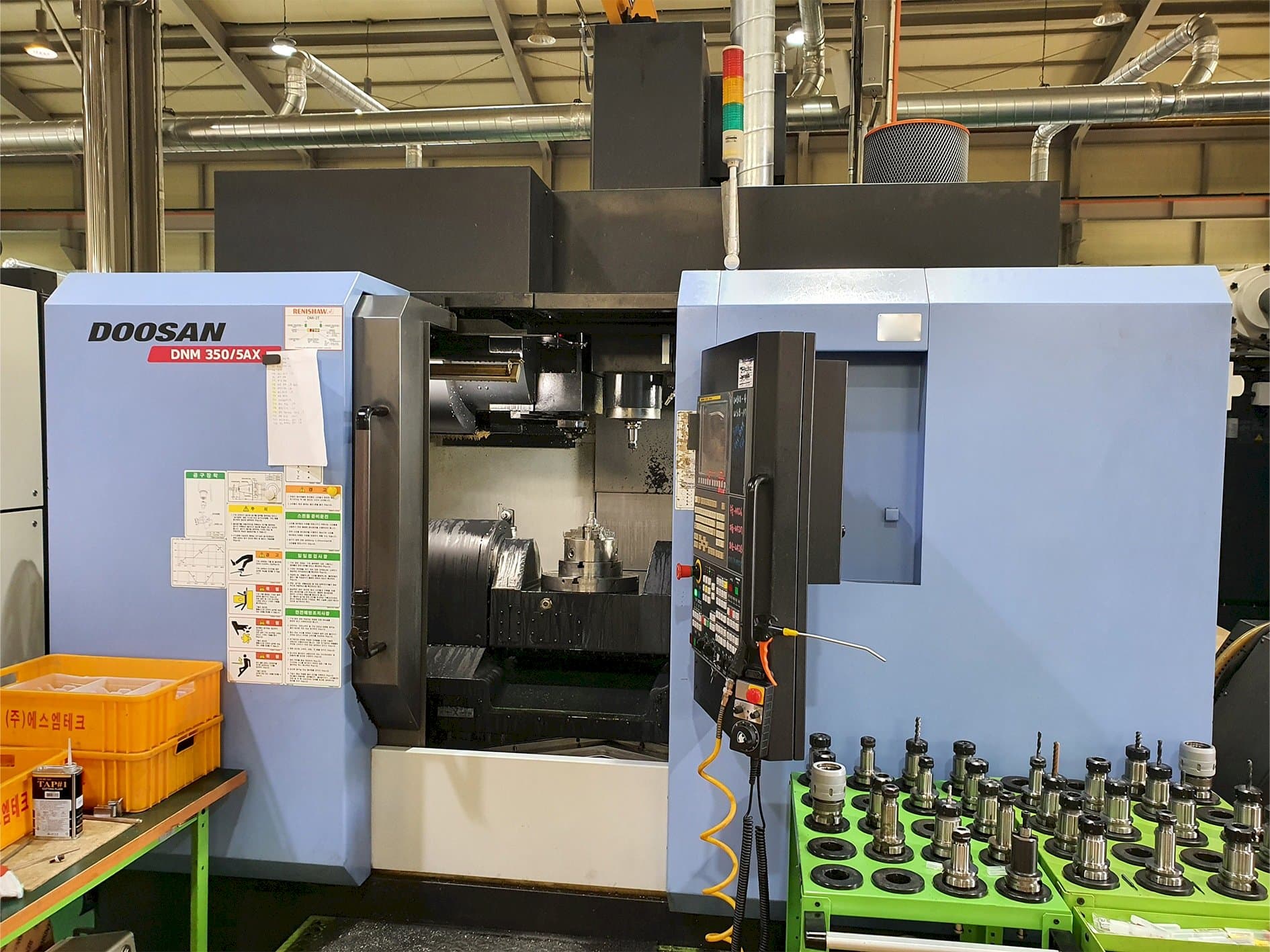 Koneen Doosan DNM350/5AX etunäkymä