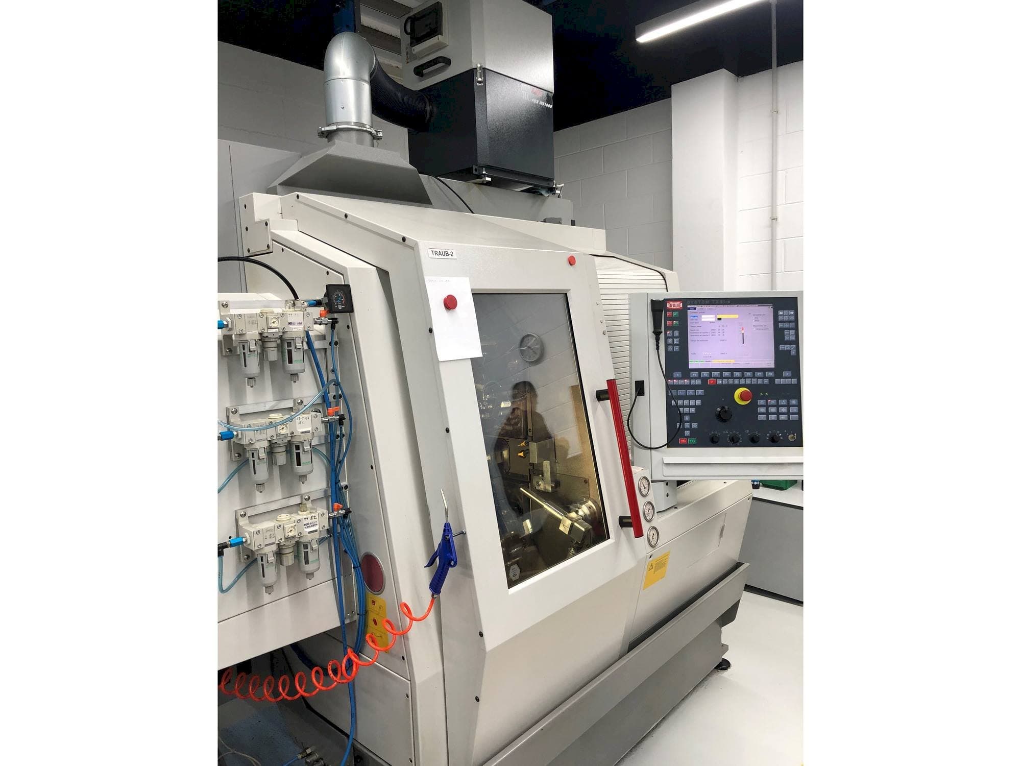 Koneen TRAUB TNL 18 vasemman sivun näkymä