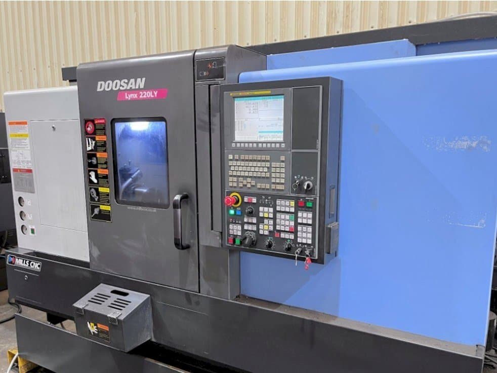 Koneen Doosan Lynx 220LYC etunäkymä