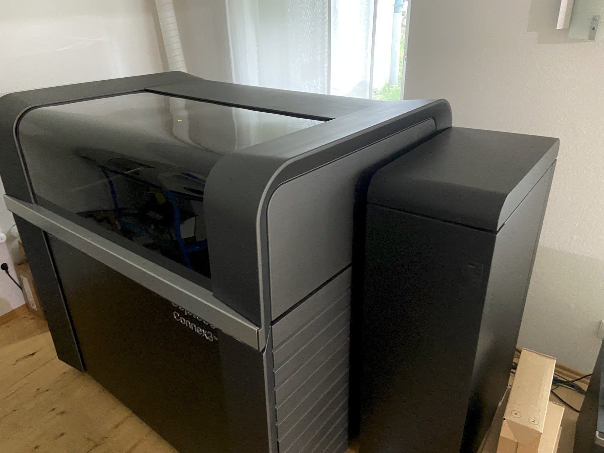 Koneen  Stratasys Objet500 Connex3 etunäkymä