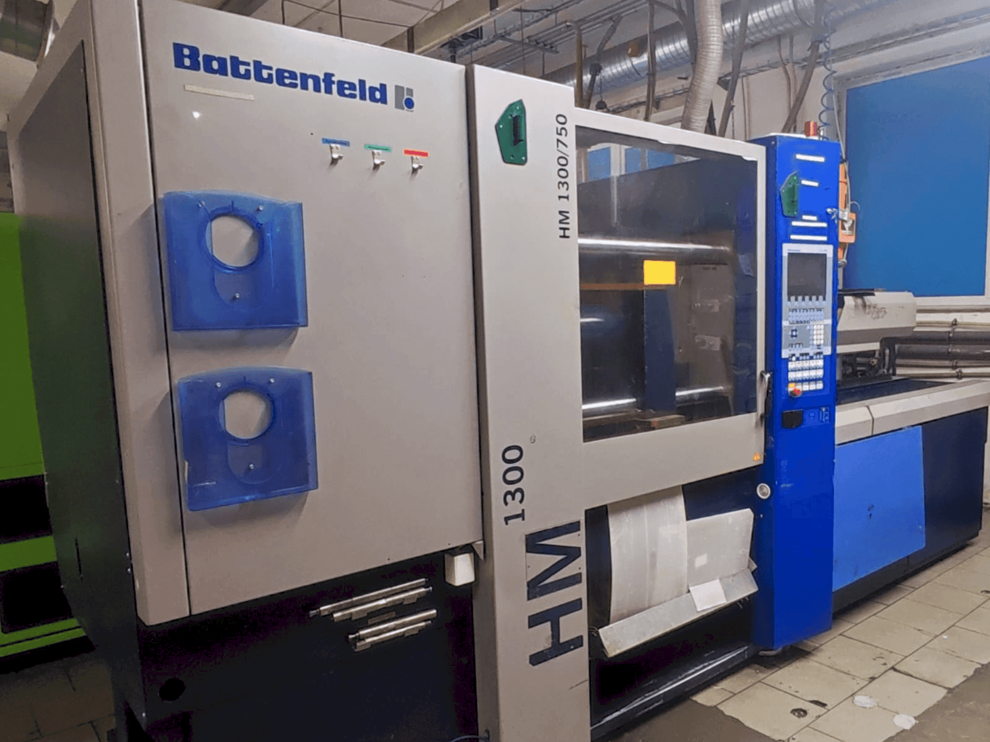 Koneen Battenfeld HM 1300/750 etunäkymä