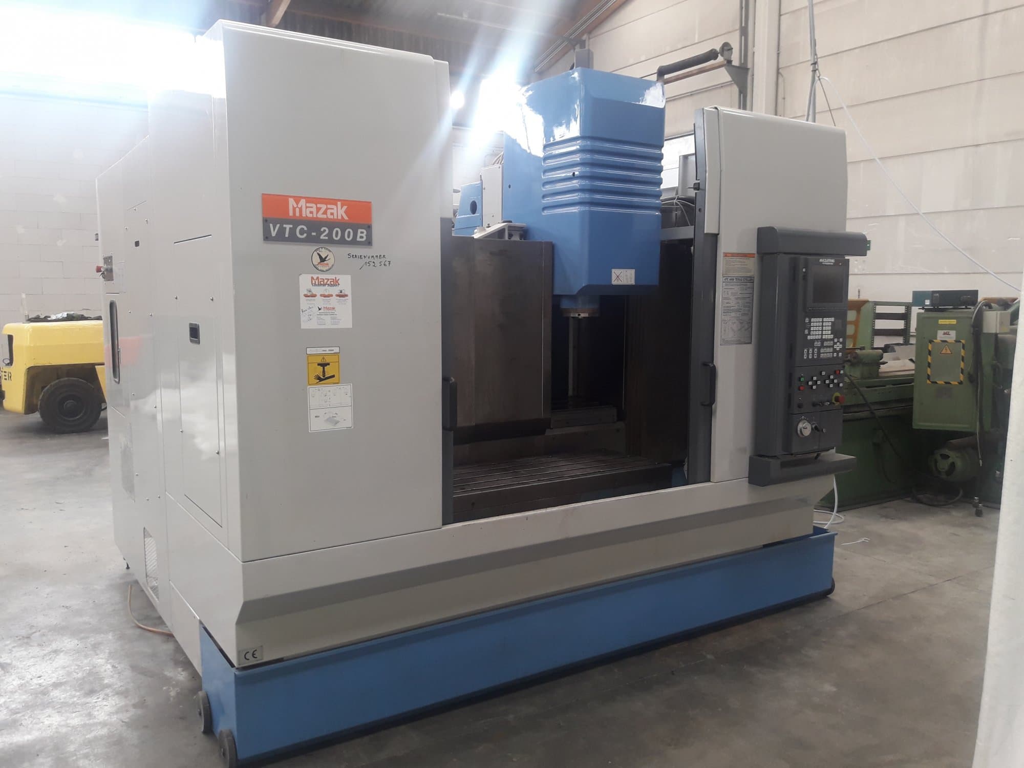 Koneen  Mazak etunäkymä VTC-200B