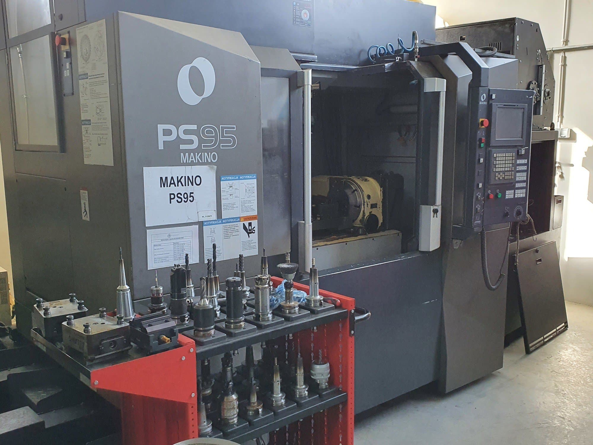 Koneen Makino PS95 etunäkymä