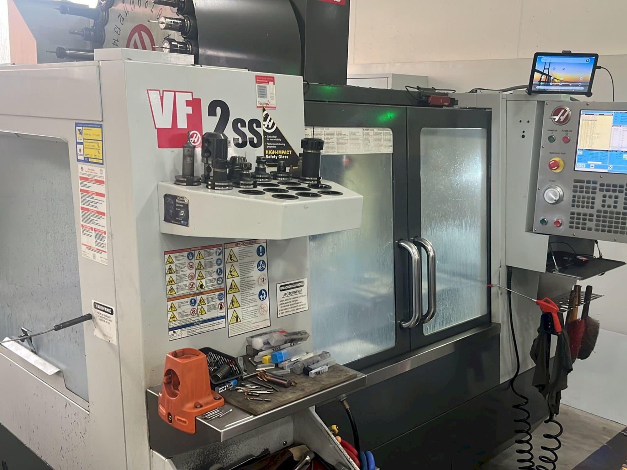 Koneen  HAAS VF-2SS etunäkymä