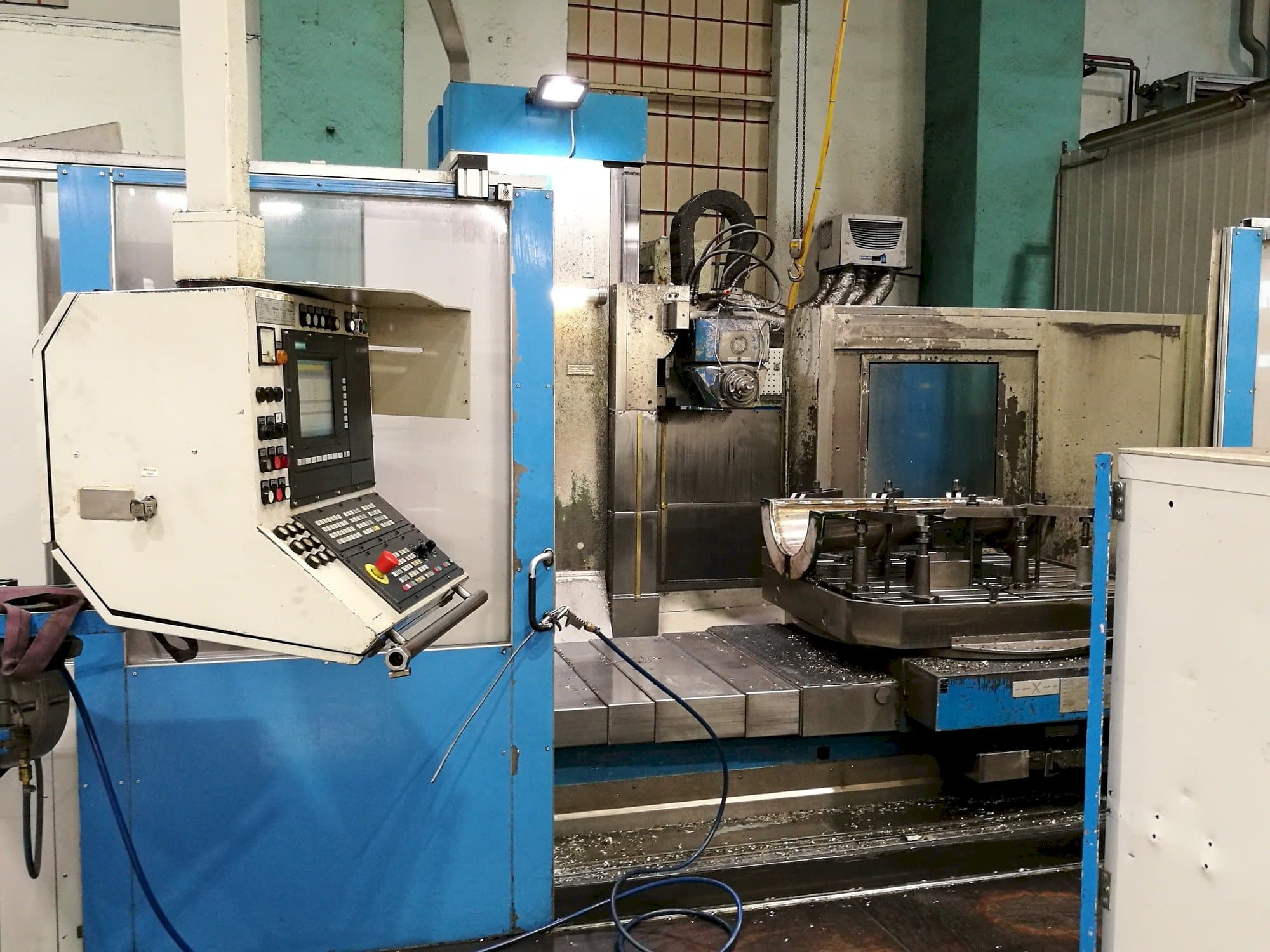 Koneen Kekeisen UBF 2500 etunäkymä