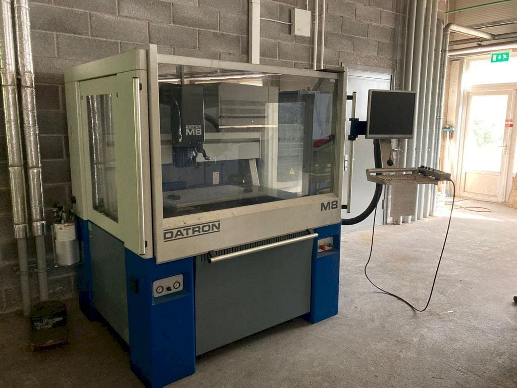 Koneen Datron M8A etunäkymä