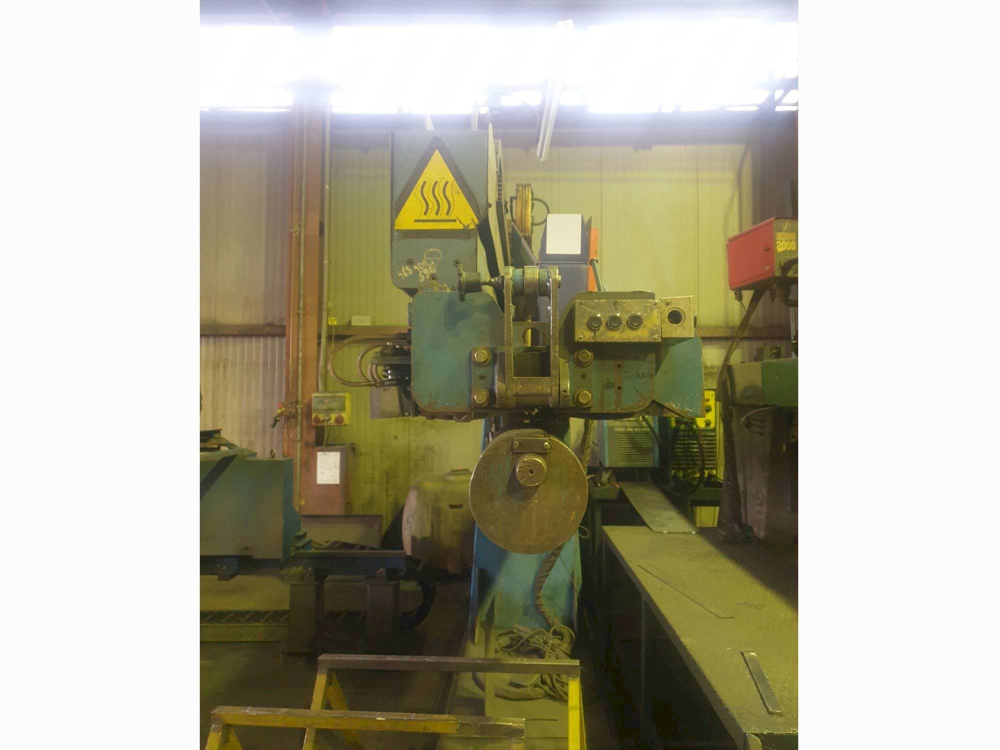 Koneen CLOOS CAL 120/30 etunäkymä