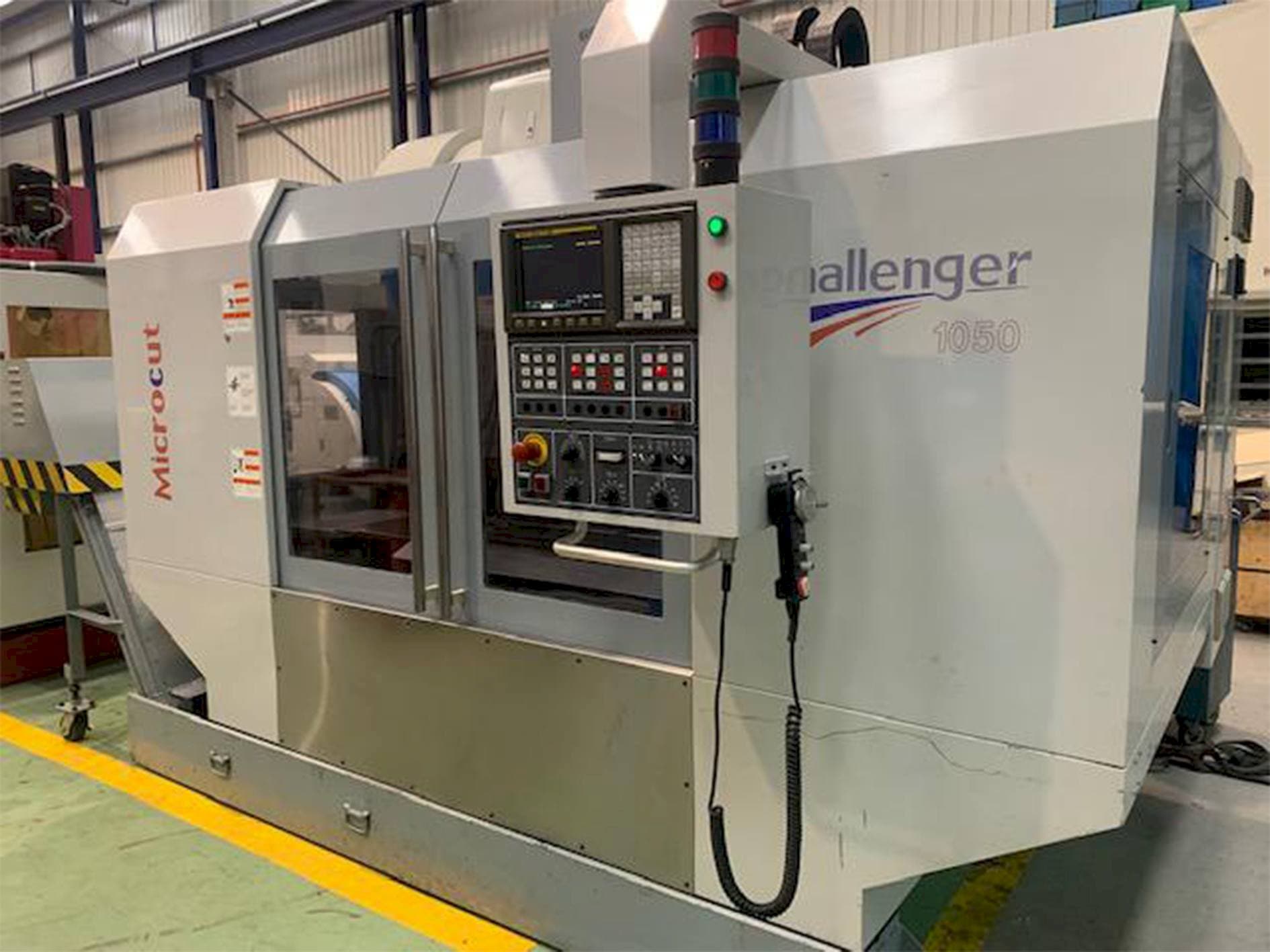 Koneen MICROCUT Challenger 1050 etunäkymä