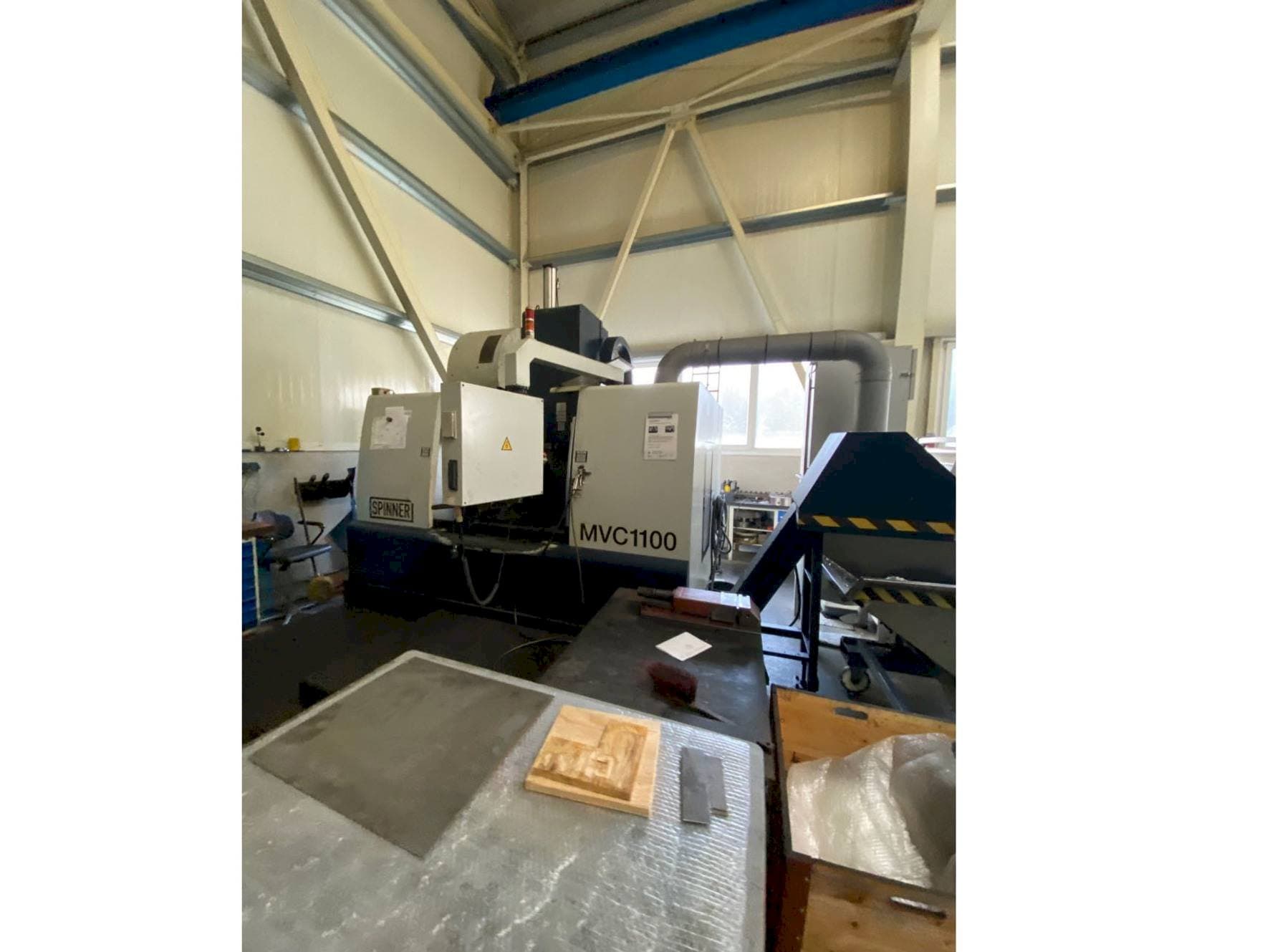 Koneen SPINNER MVC 1100 B etunäkymä