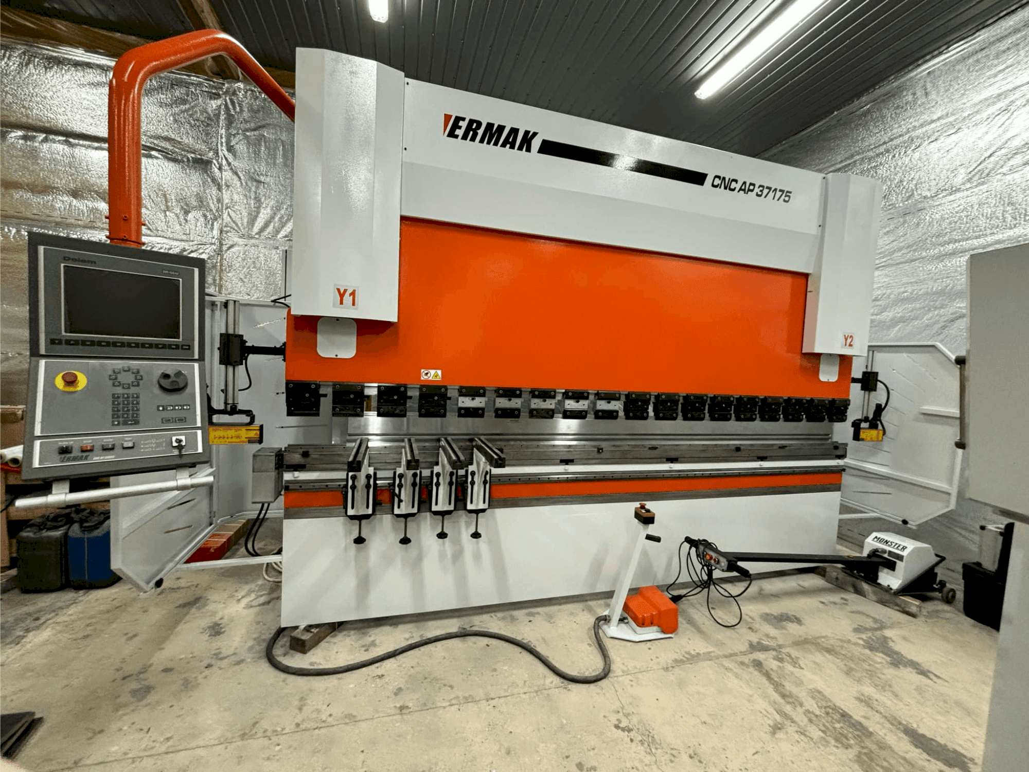Koneen ERMAKSAN CNC AP 3760X175 etunäkymä