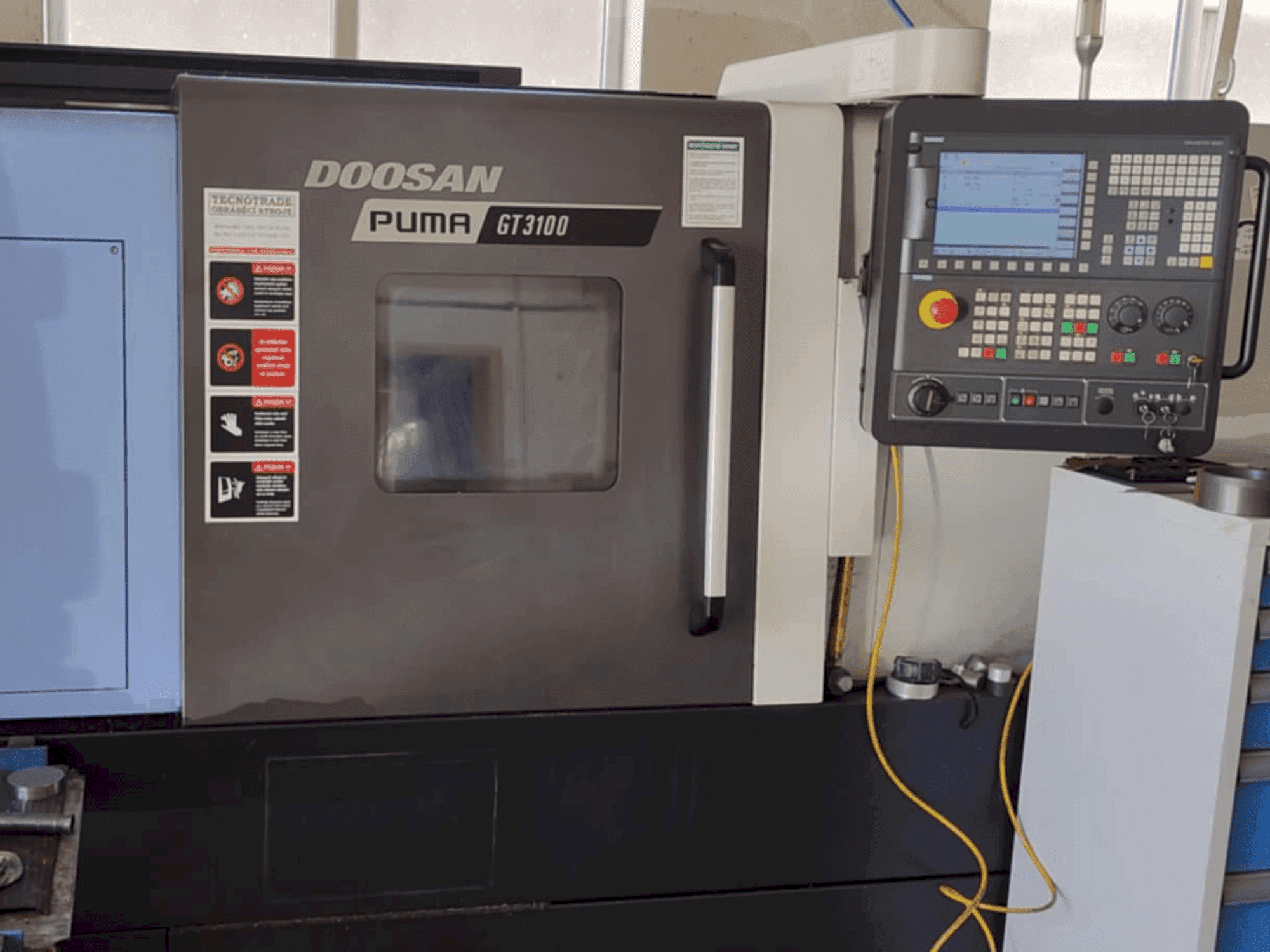 Koneen DOOSAN Puma GT3100 etunäkymä