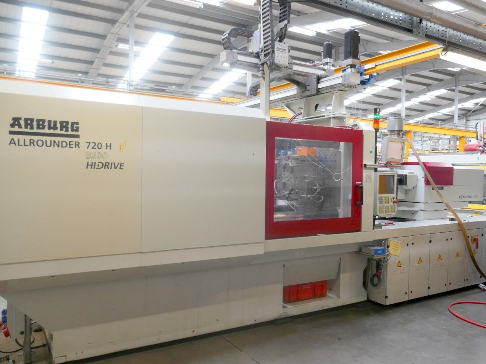 Koneen Arburg Allrounder 720H 3200 1300 etunäkymä