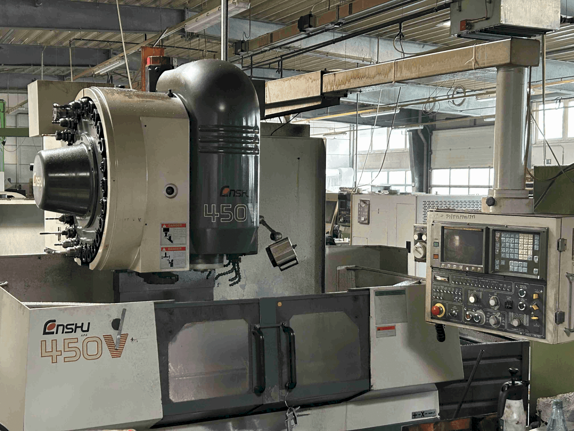 Koneen Enshu 450 V etunäkymä