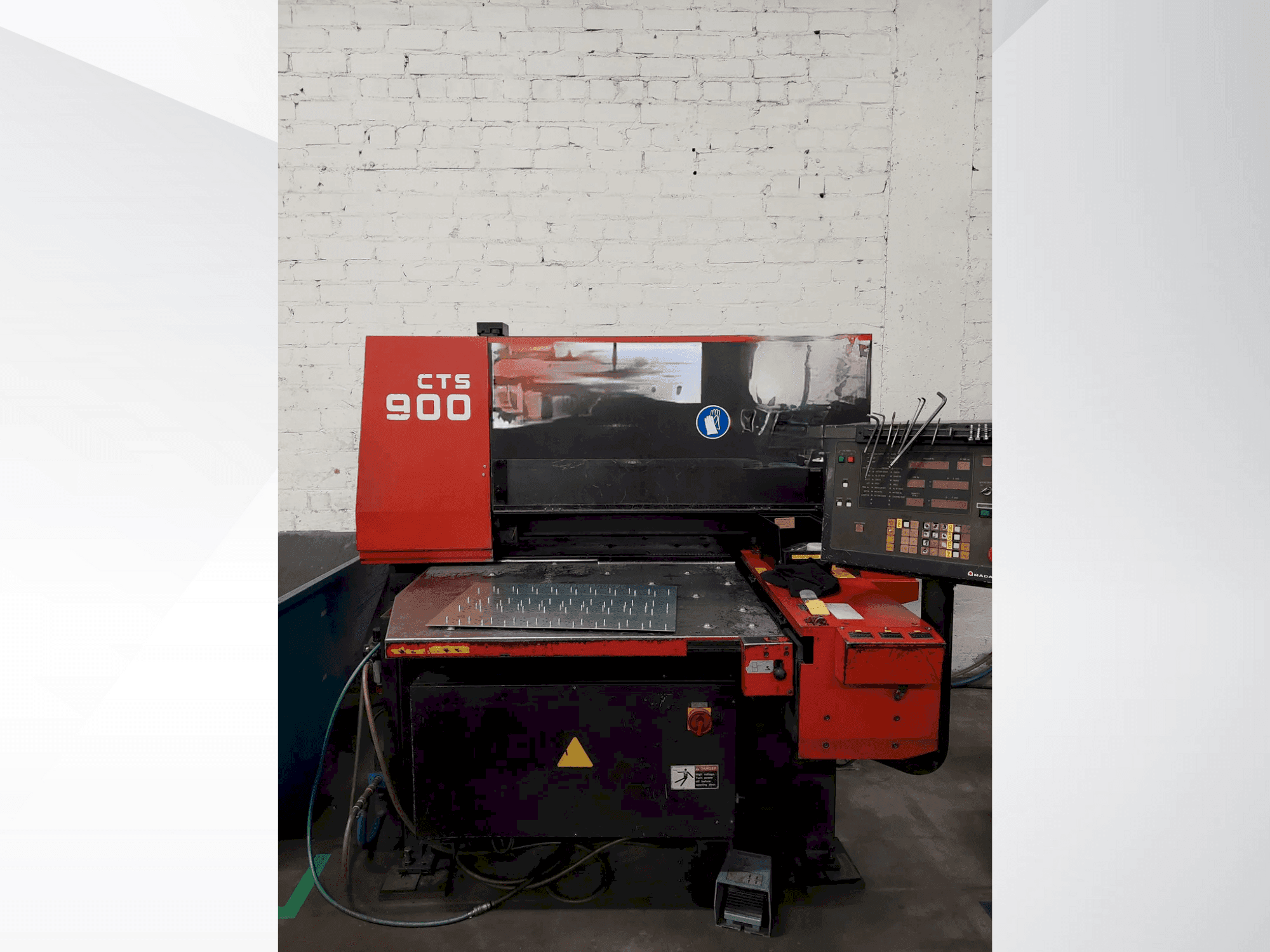 Koneen  AMADA CTS-900 etunäkymä