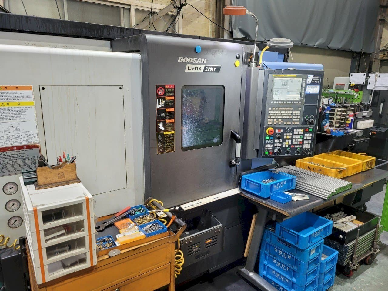 Koneen Doosan LYNX220LYA etunäkymä