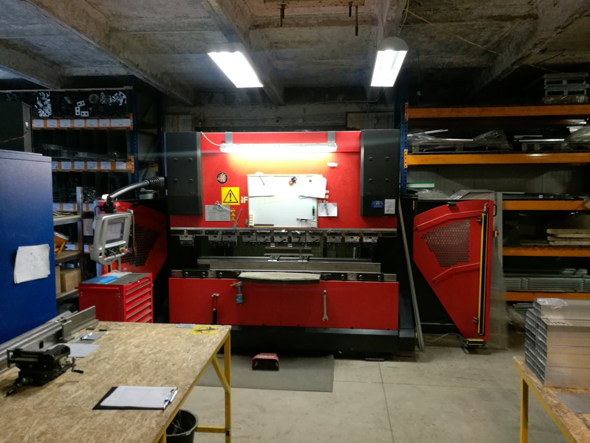 Koneen AMADA etunäkymä HFP 80-25