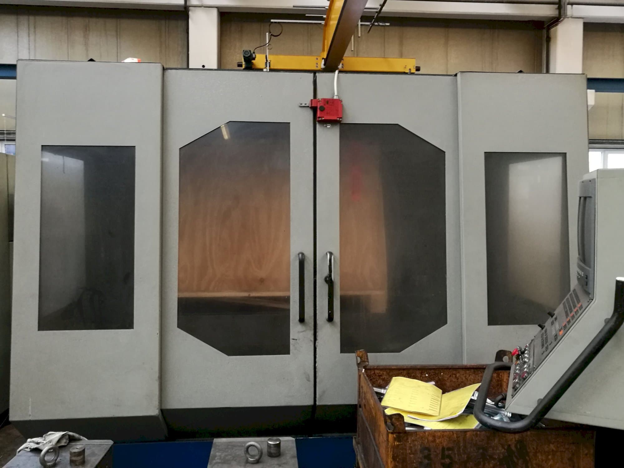 Koneen Strojtos etunäkymä FGS 50 CNC