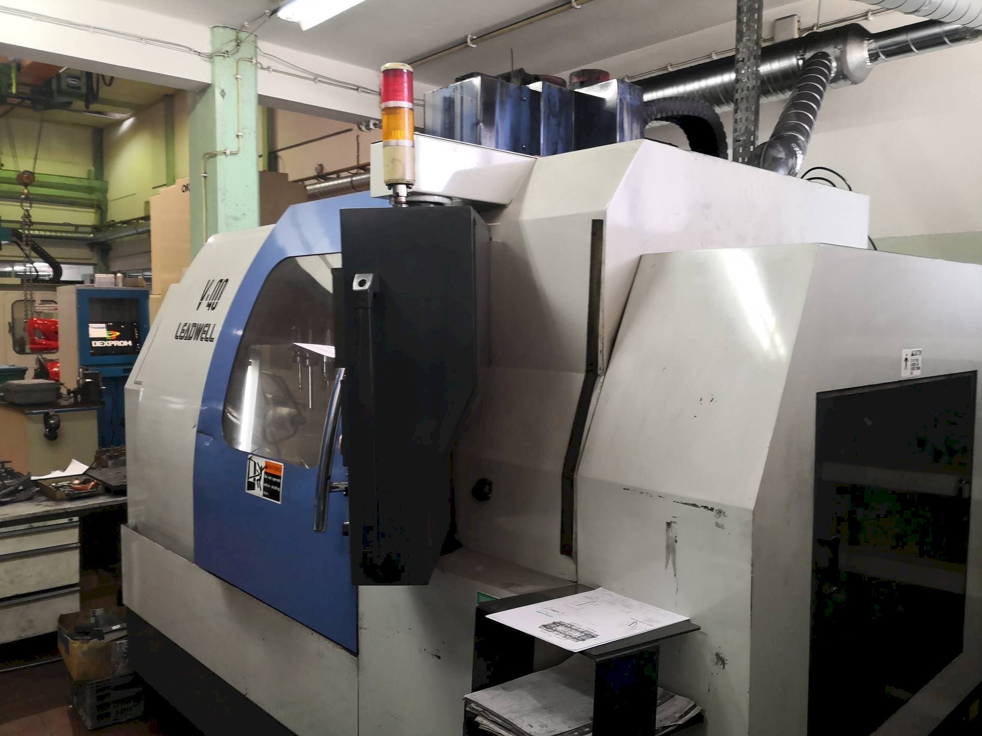Koneen Leadwell V-40 etunäkymä