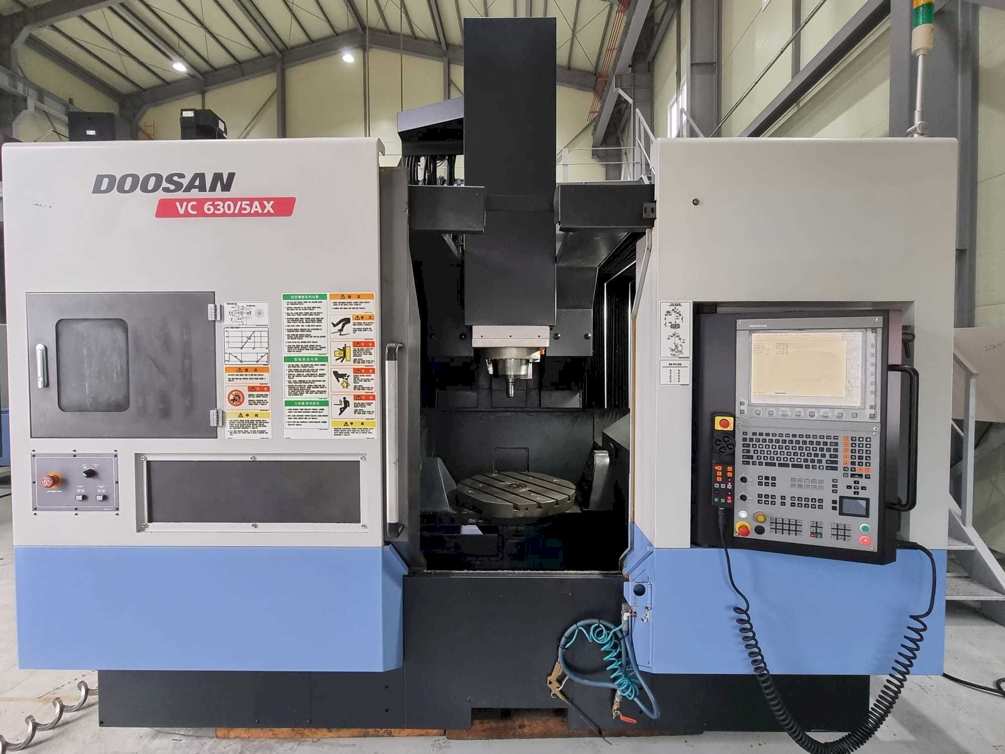 Koneen Doosan VC630/5AX etunäkymä