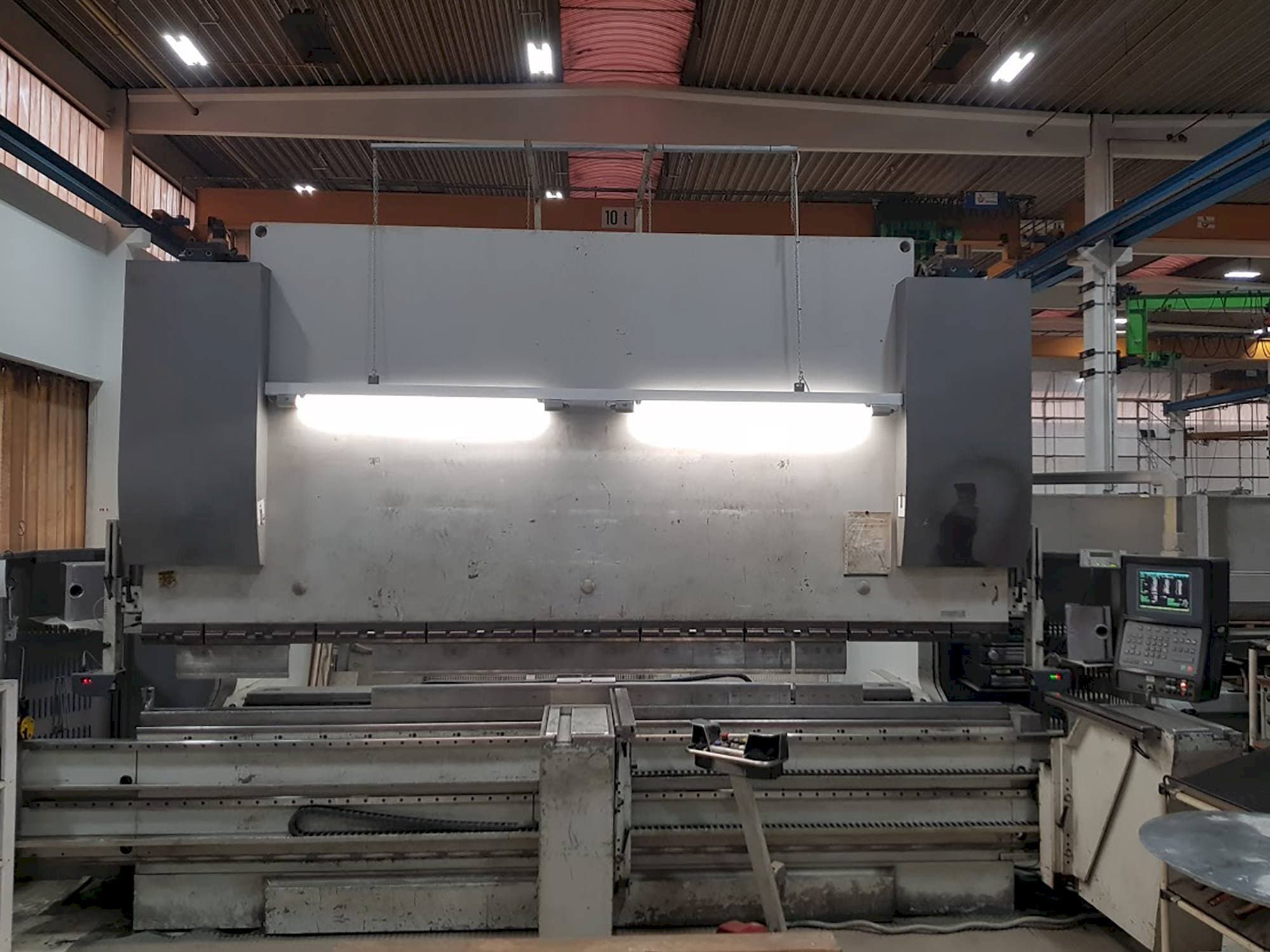 Koneen  EHT Multipress 300-40 etunäkymä