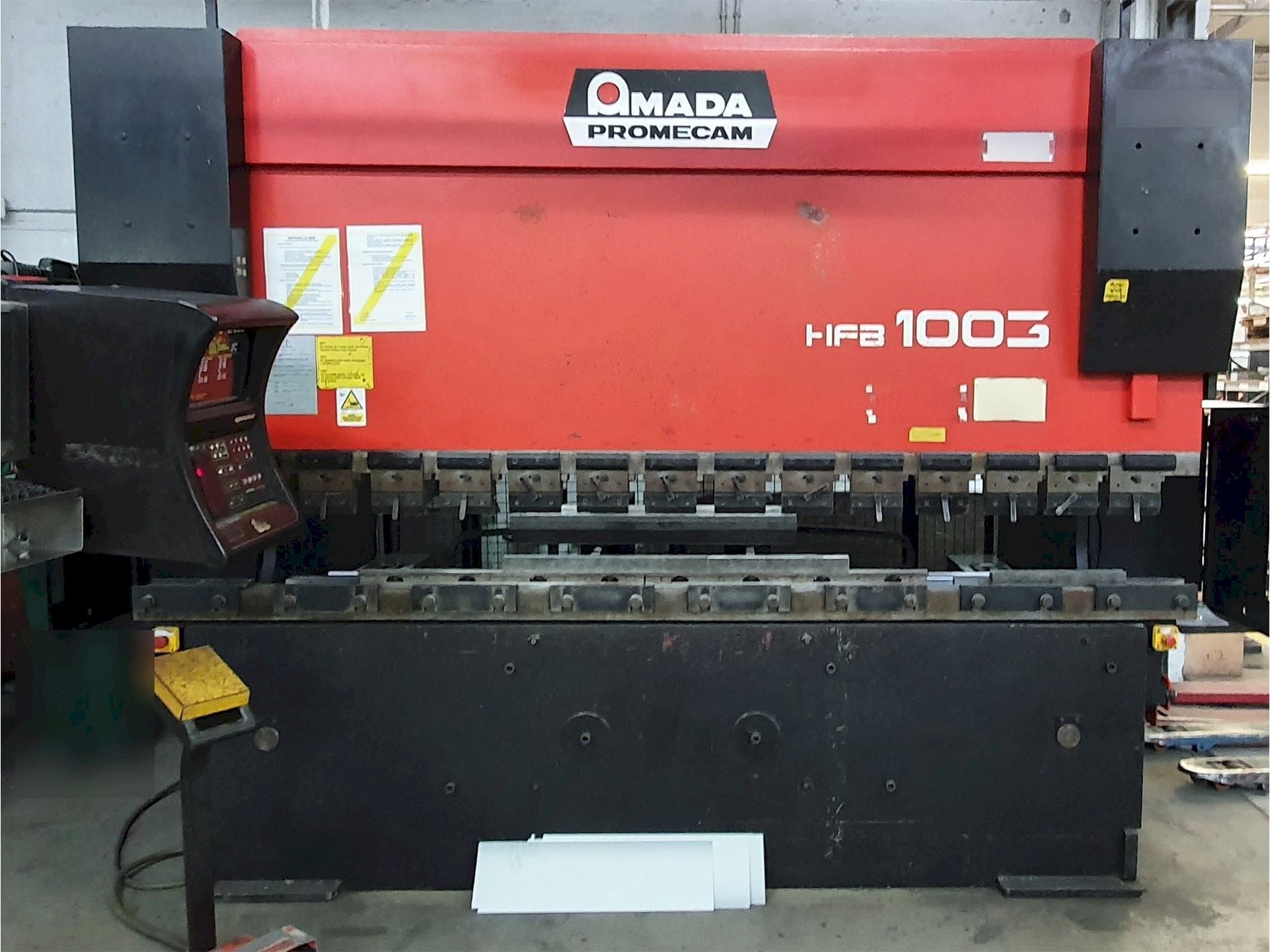 Koneen AMADA HFB 100.3 etunäkymä