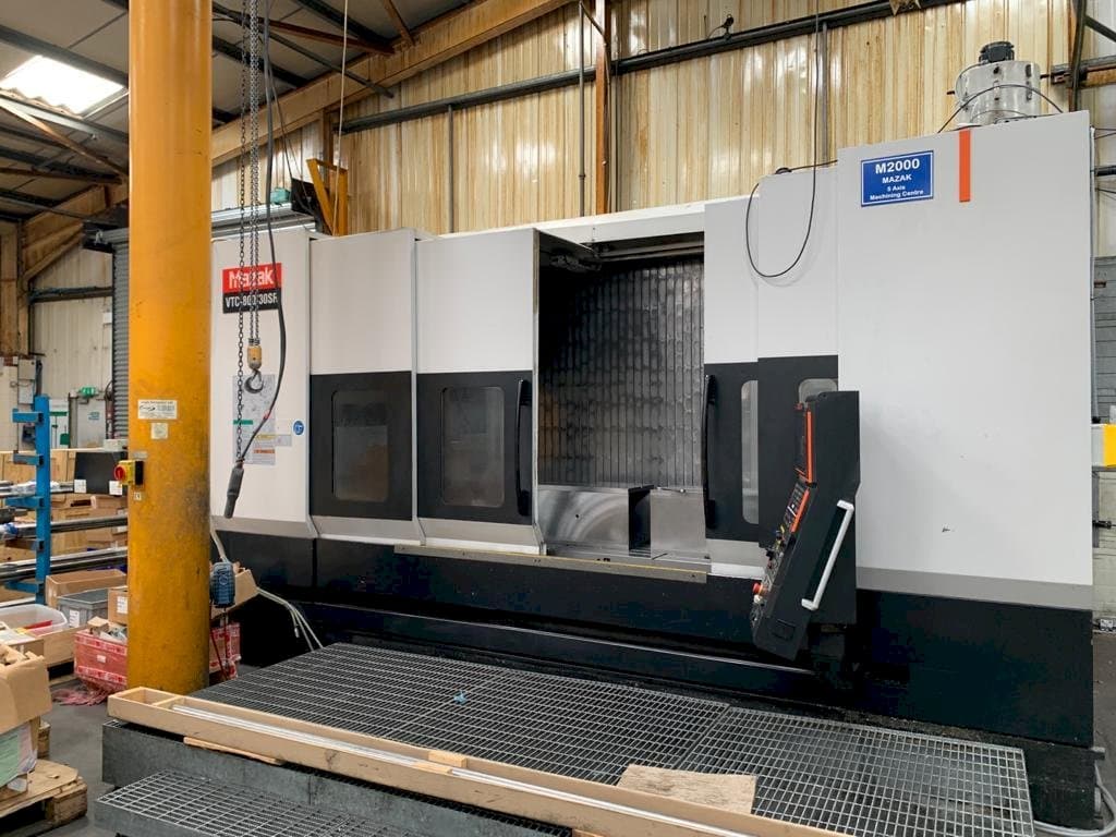 Koneen Mazak VTC-800/30SR etunäkymä