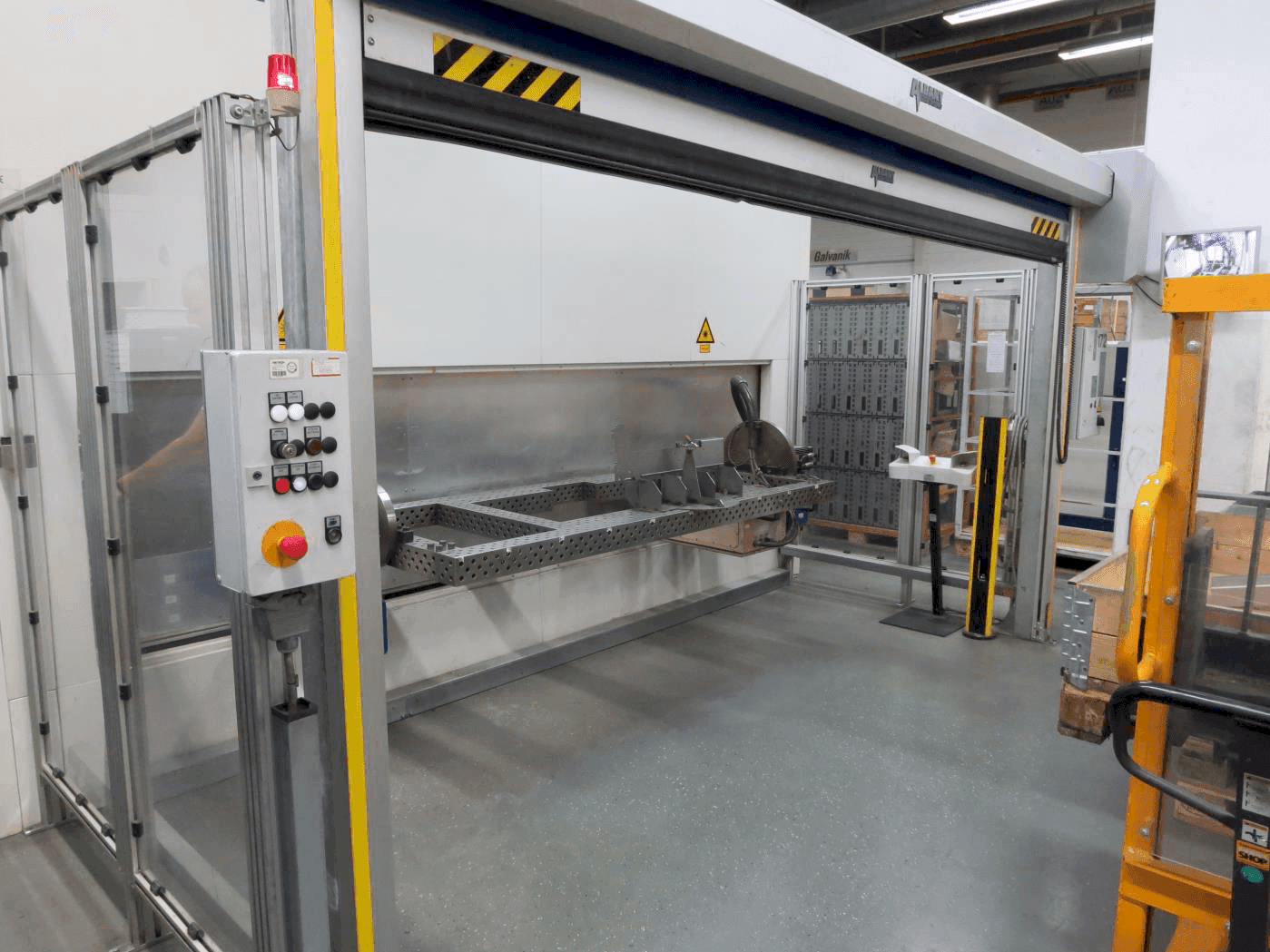 Koneen  TRUMPF TruLaser Robot 5020 etunäkymä