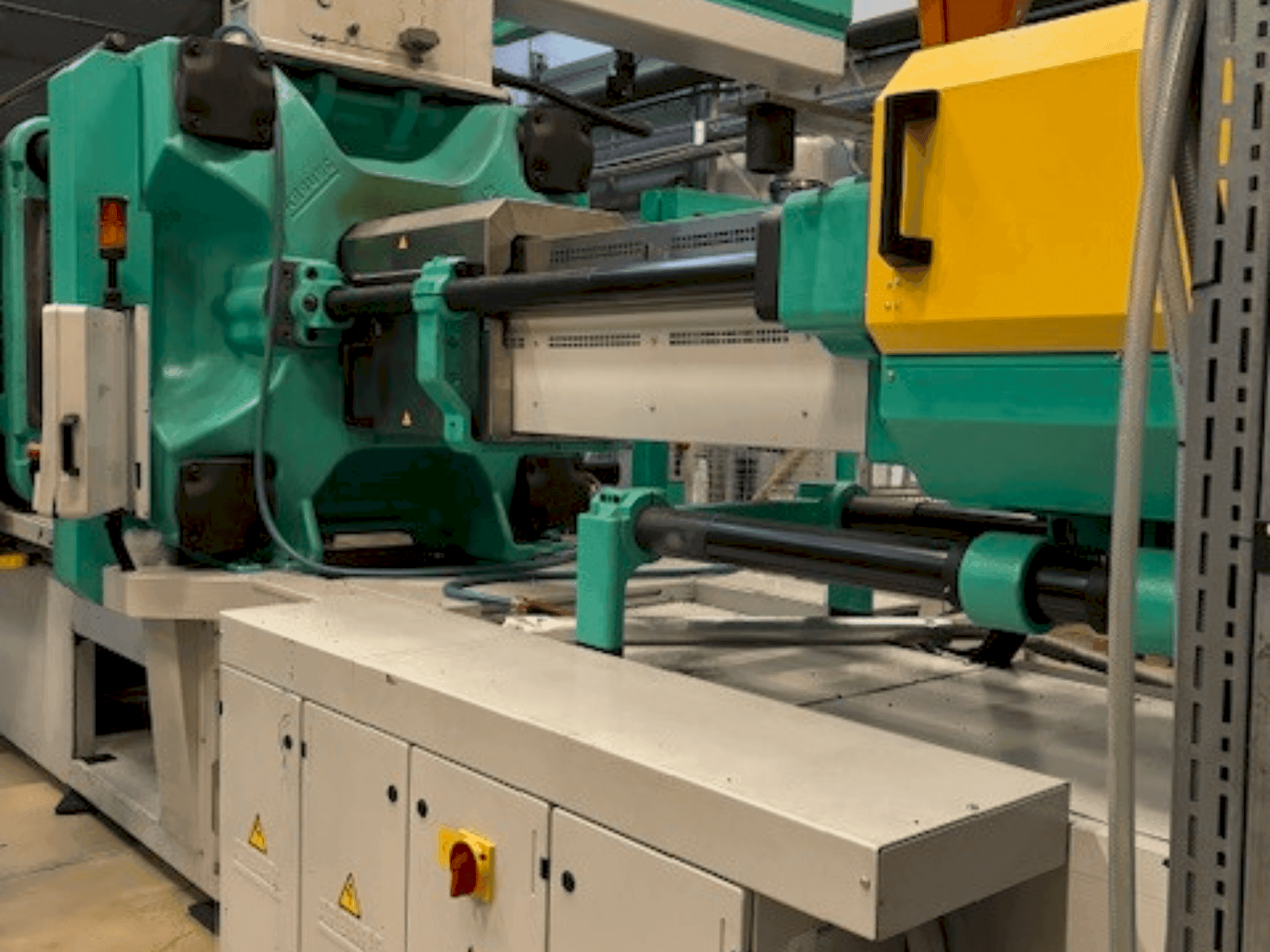 Koneen  Arburg Allrounder 920S 5000-3200 etunäkymä